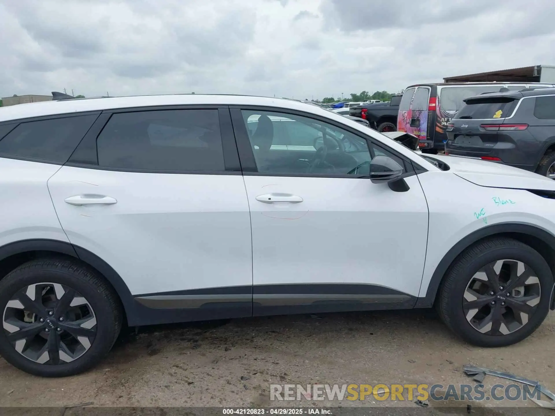 14 Photograph of a damaged car 5XYK6CDF0RG229132 KIA SPORTAGE 2024