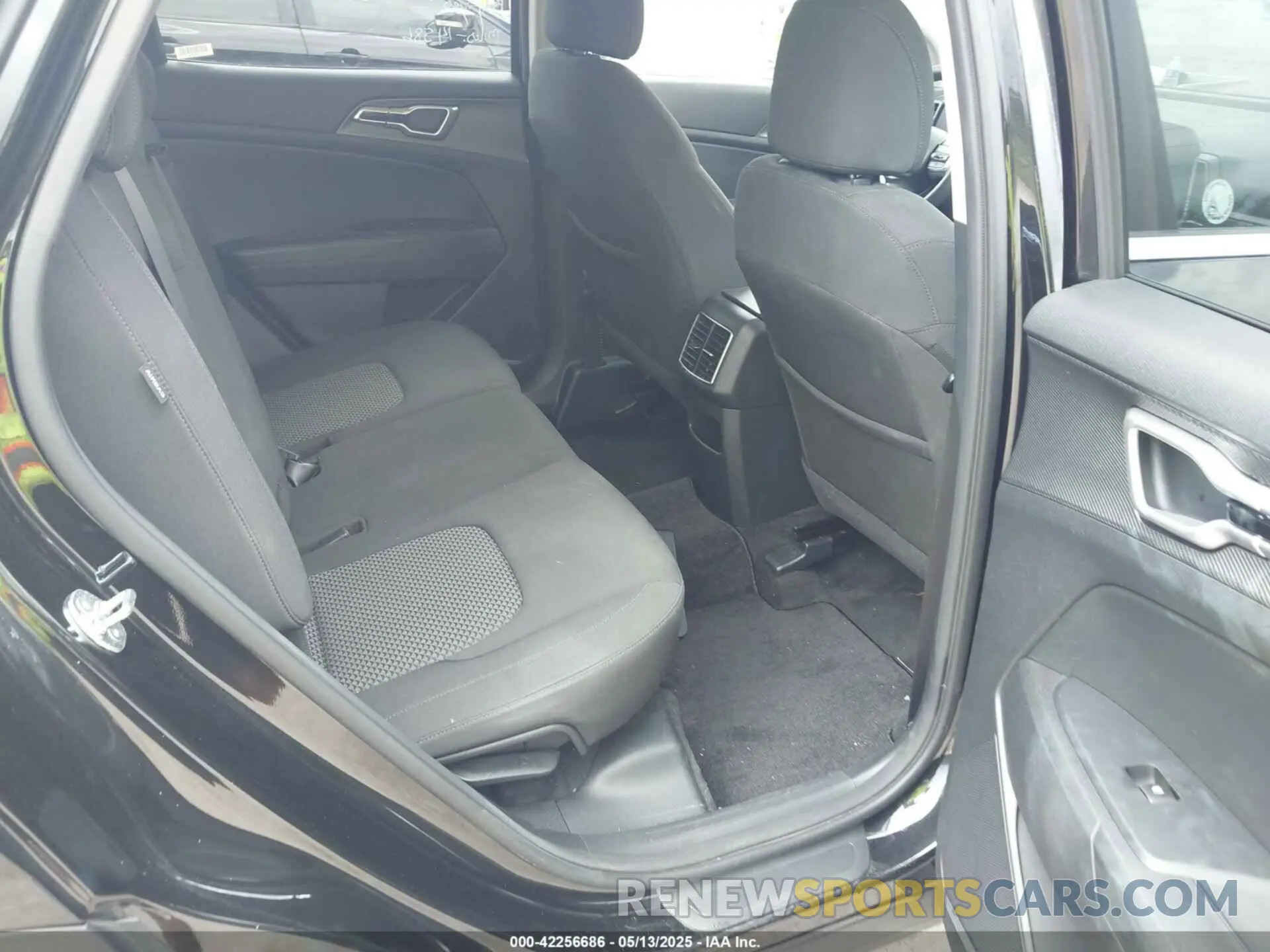 8 Photograph of a damaged car KNDPU3DF0R7271163 KIA SPORTAGE 2024