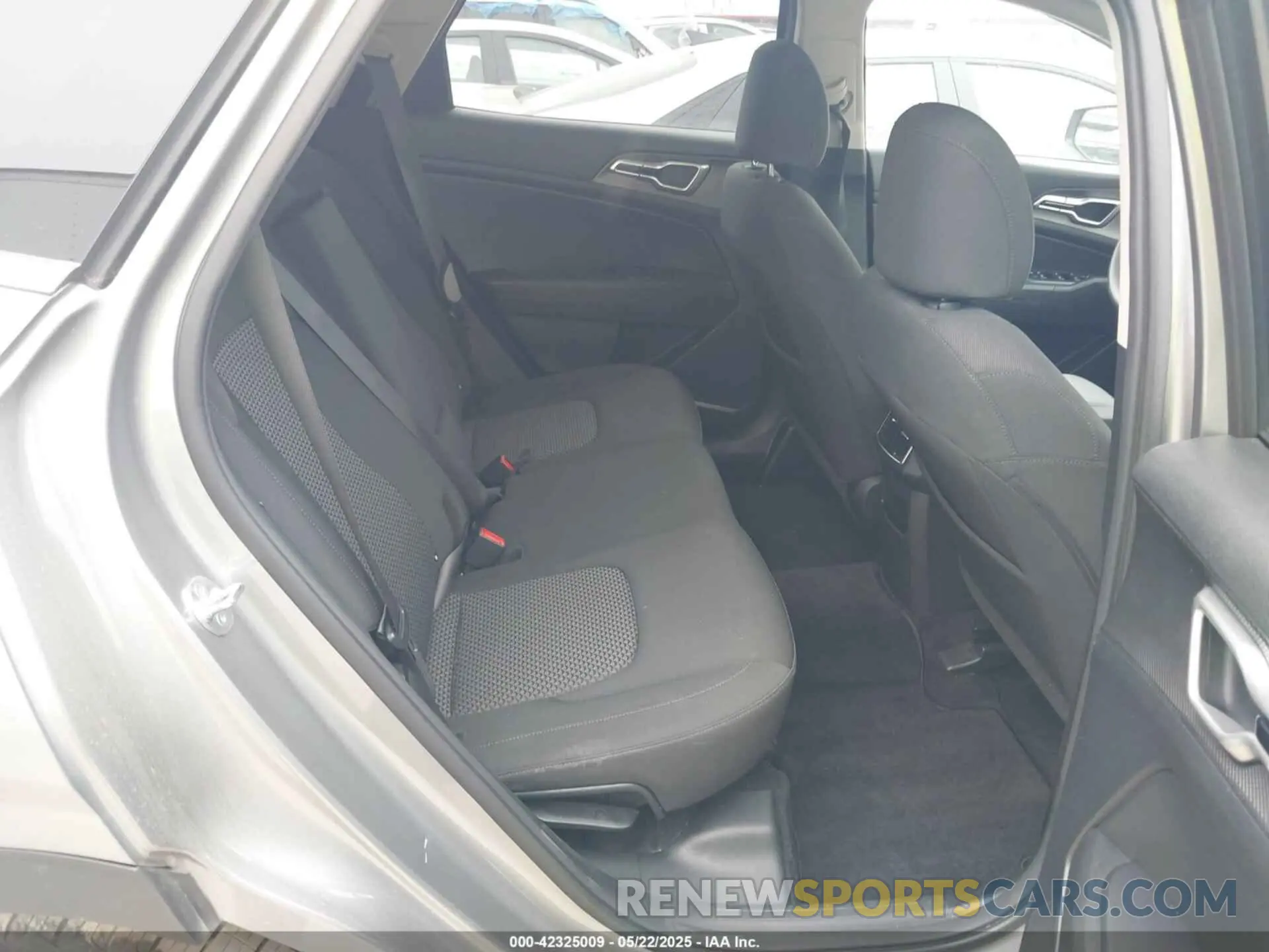 8 Photograph of a damaged car KNDPU3DF4R7234536 KIA SPORTAGE 2024