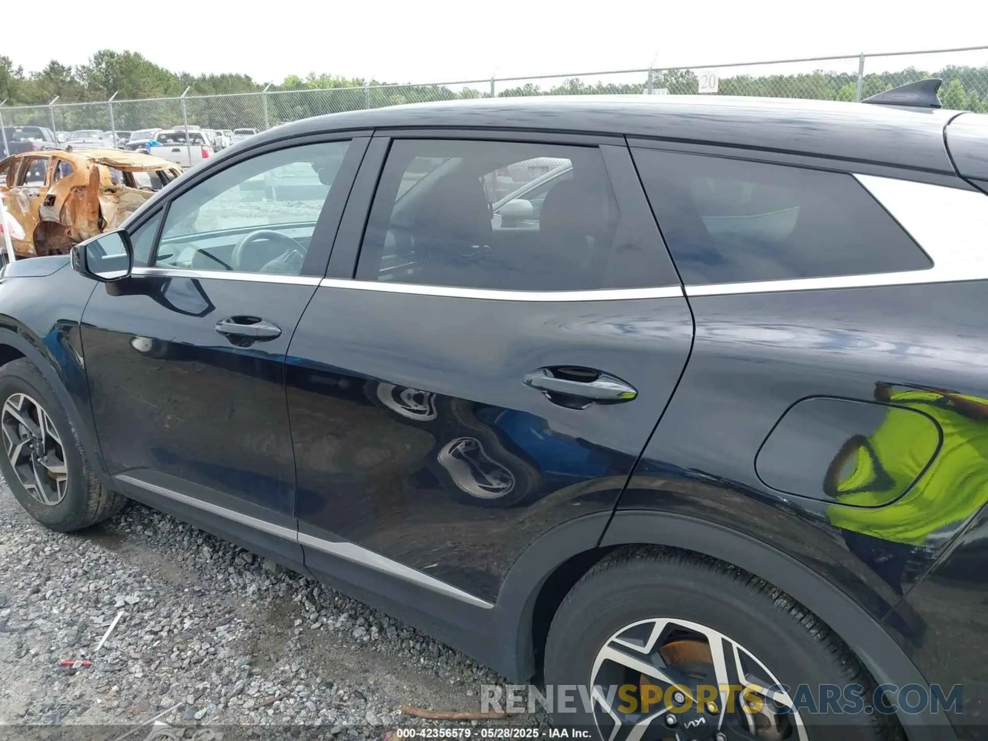 14 Photograph of a damaged car KNDPU3DF5R7217549 KIA SPORTAGE 2024