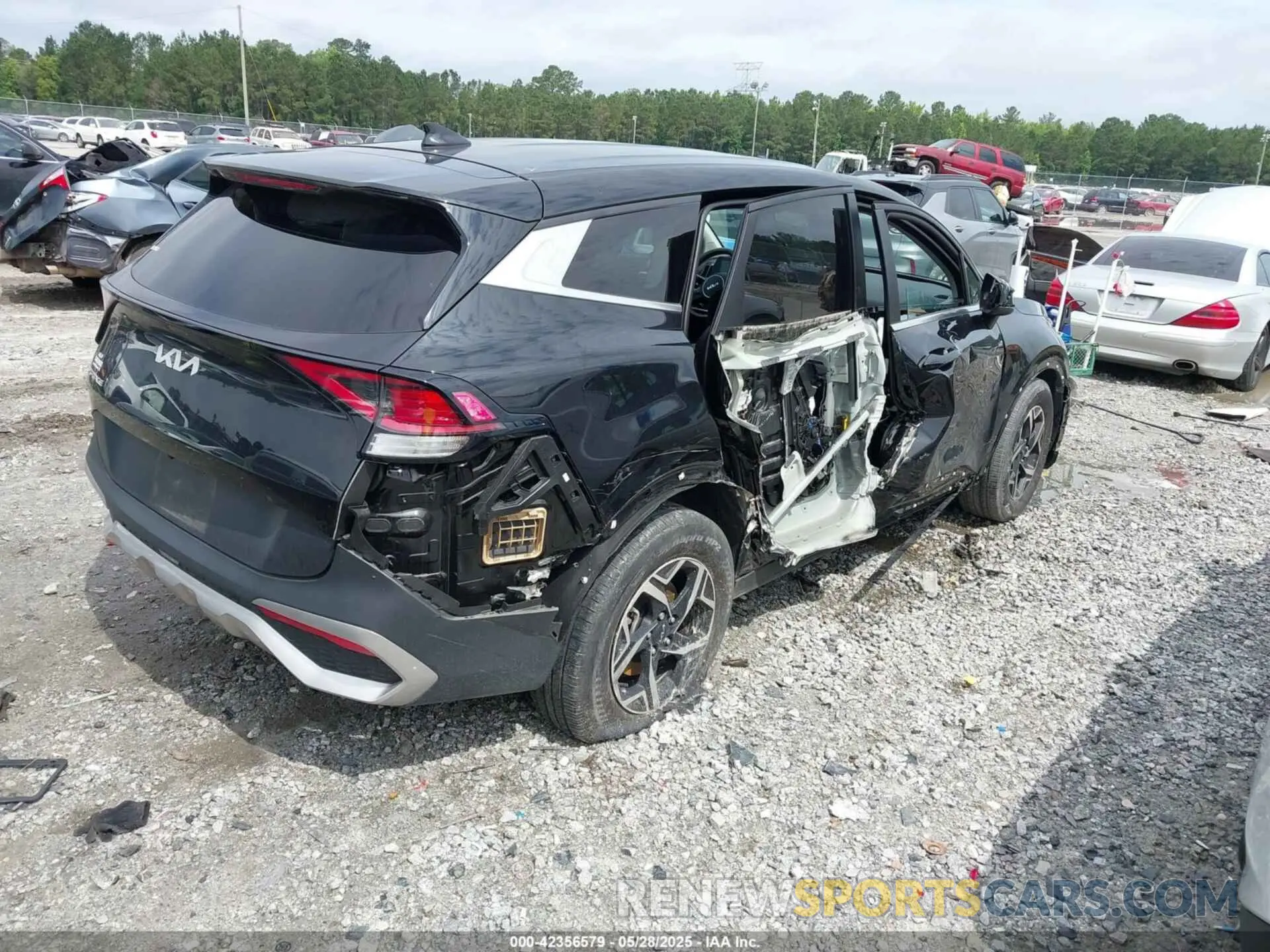 4 Photograph of a damaged car KNDPU3DF5R7217549 KIA SPORTAGE 2024