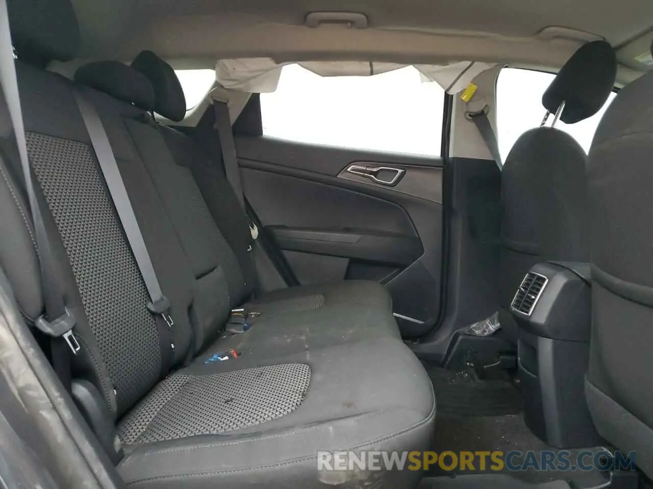 11 Photograph of a damaged car KNDPU3DF7R7237883 KIA SPORTAGE 2024