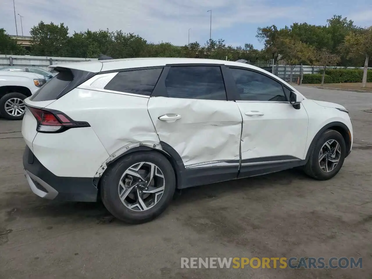 3 Photograph of a damaged car KNDPU3DFXR7316318 KIA SPORTAGE 2024