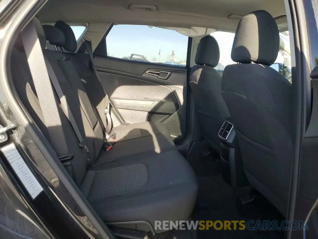 11 Photograph of a damaged car KNDPUCDF3R7250565 KIA SPORTAGE 2024
