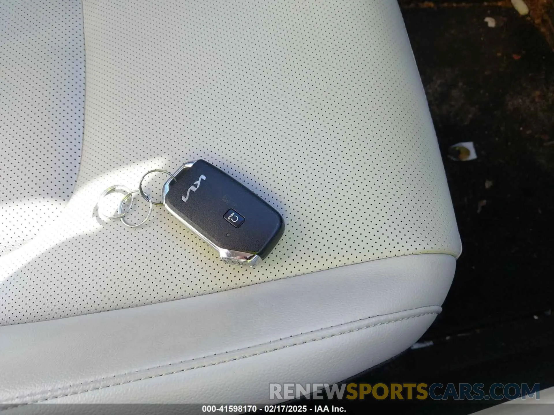 11 Photograph of a damaged car KNDPV3DF2R7235620 KIA SPORTAGE 2024