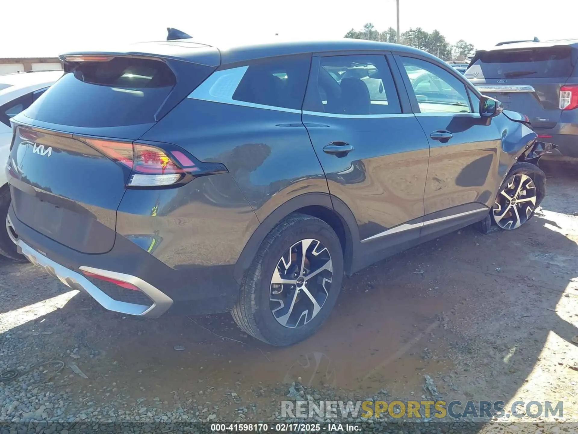 4 Photograph of a damaged car KNDPV3DF2R7235620 KIA SPORTAGE 2024