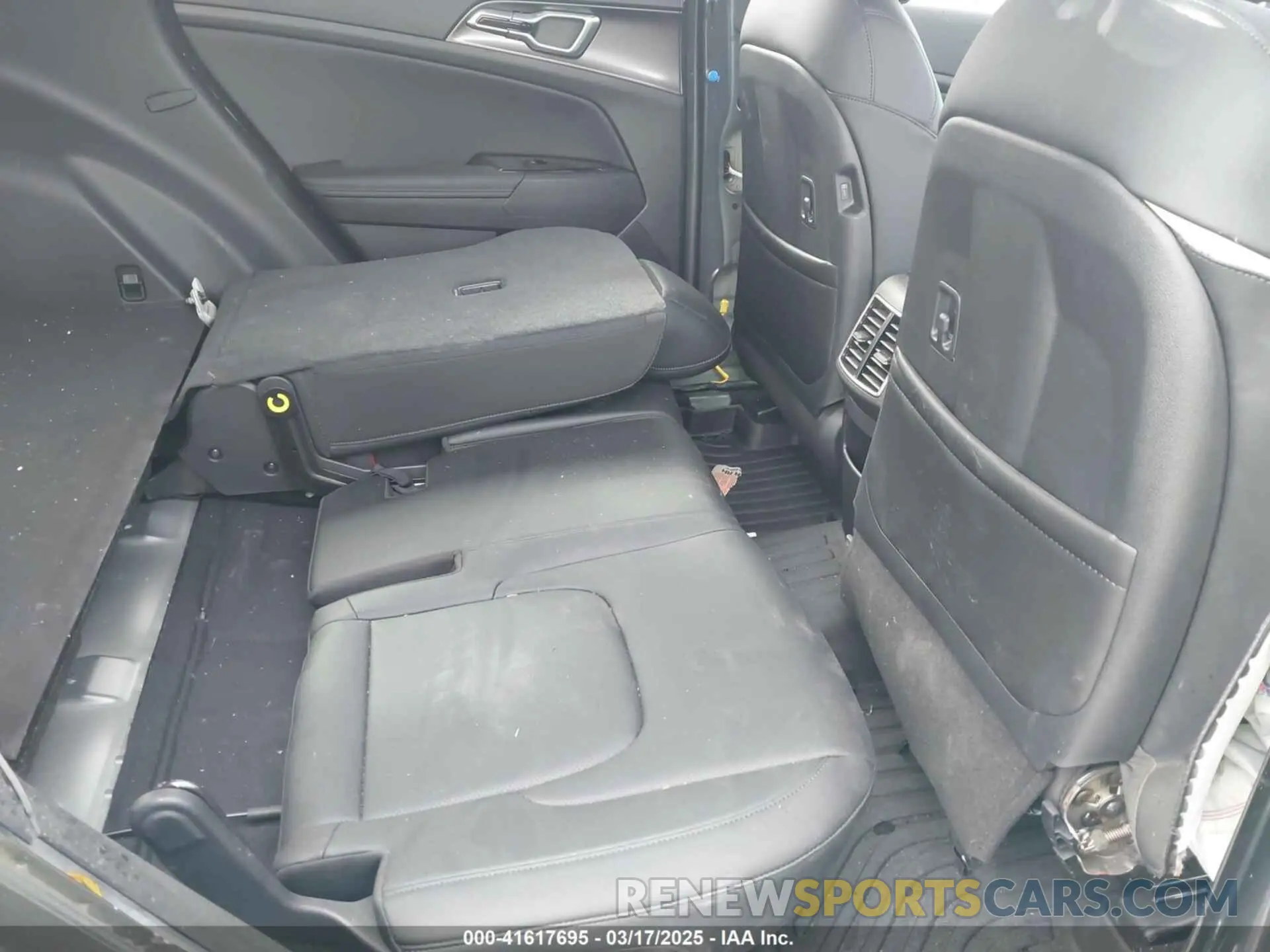 8 Photograph of a damaged car KNDPV3DF7R7266278 KIA SPORTAGE 2024