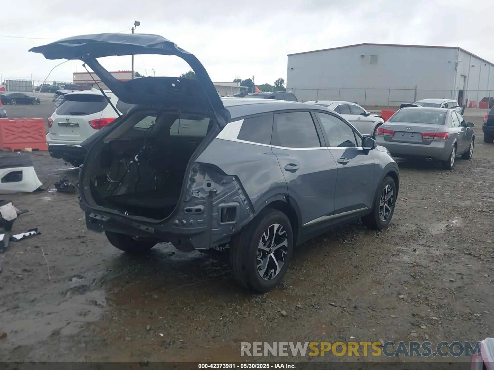 4 Photograph of a damaged car 5XYK33DF0SG295677 KIA SPORTAGE 2025