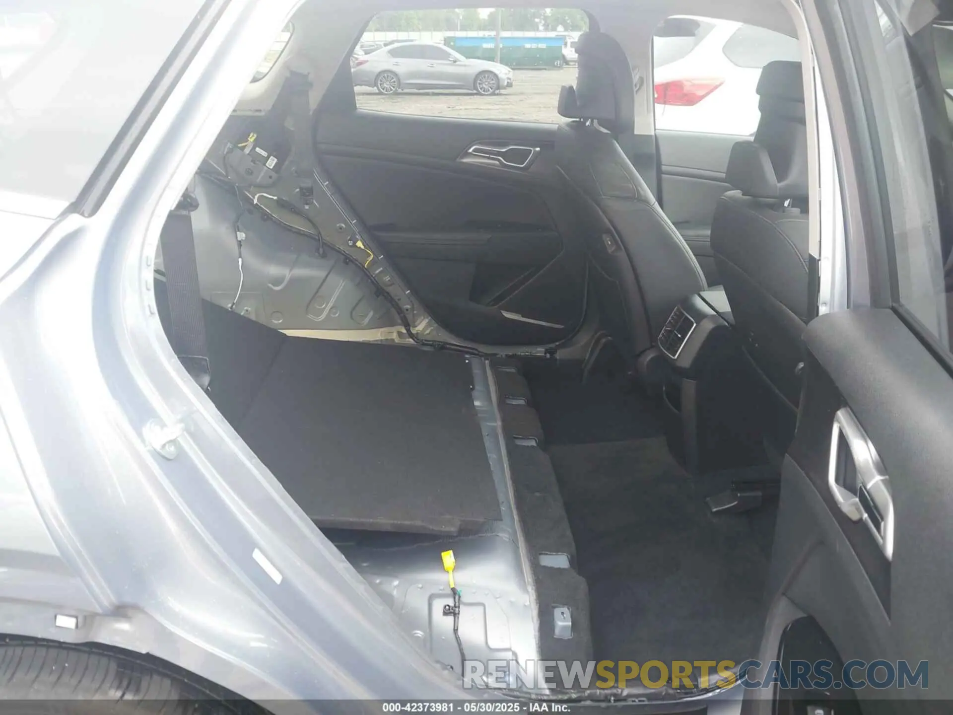 8 Photograph of a damaged car 5XYK33DF0SG295677 KIA SPORTAGE 2025