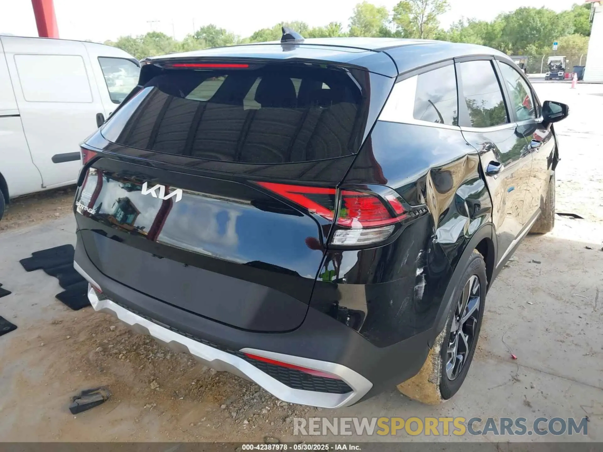4 Photograph of a damaged car 5XYK33DF1SG303401 KIA SPORTAGE 2025