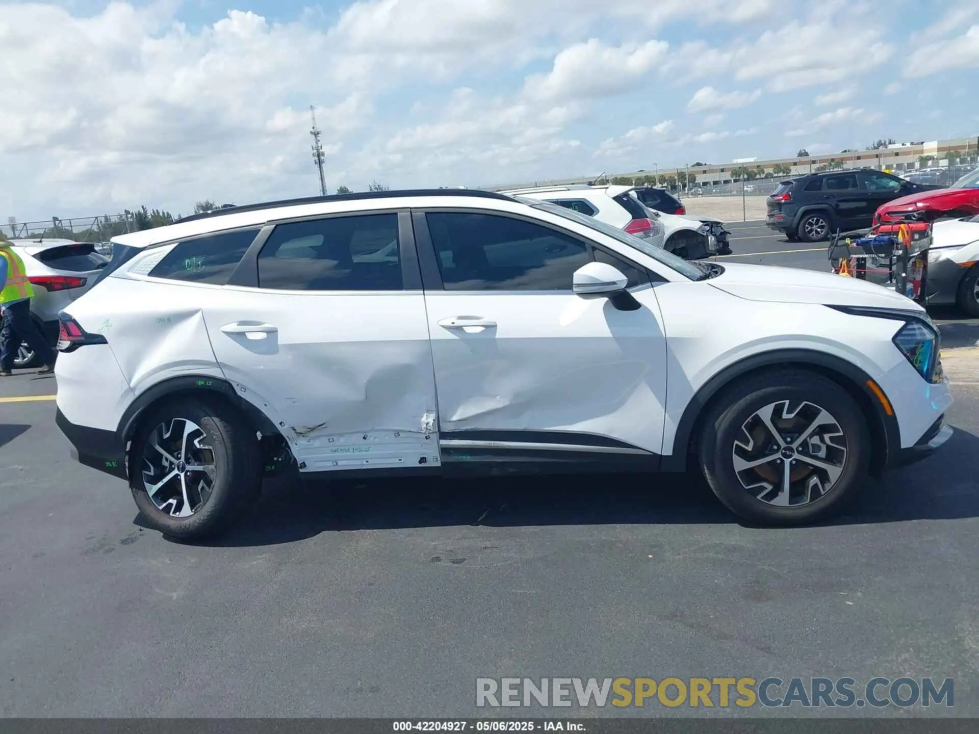 14 Photograph of a damaged car 5XYK33DF2SG311085 KIA SPORTAGE 2025