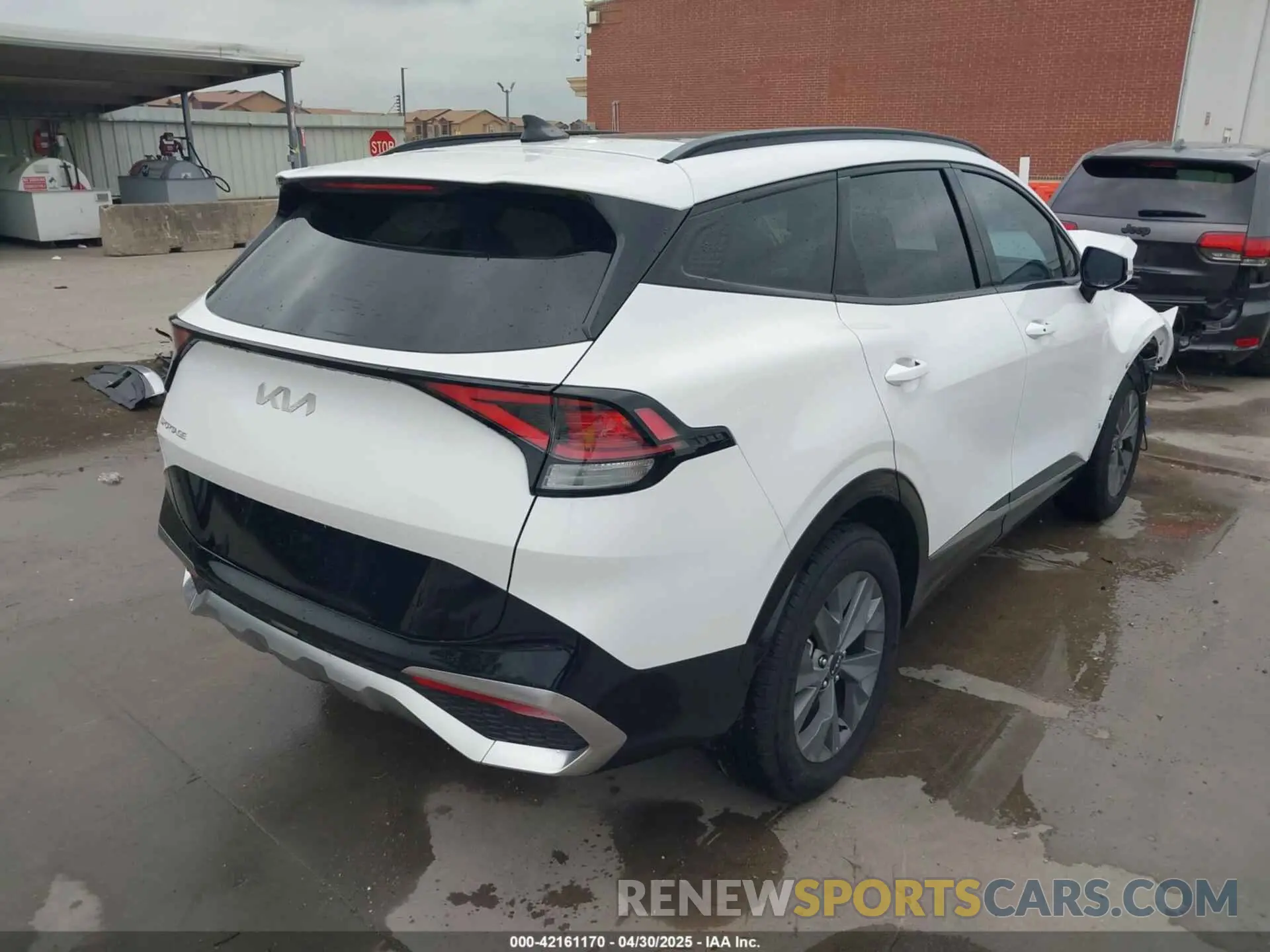 4 Photograph of a damaged car 5XYK43DF9SG295349 KIA SPORTAGE 2025