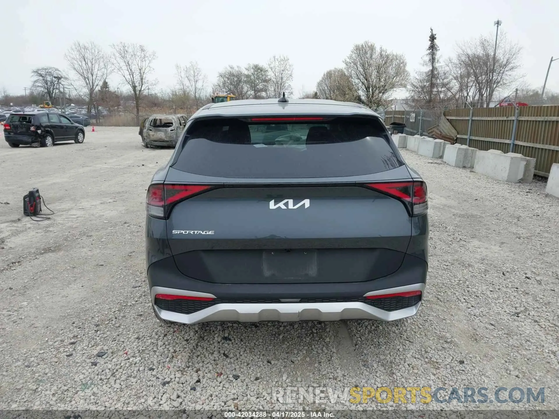 17 Photograph of a damaged car KNDPV3DF4S7341752 KIA SPORTAGE 2025