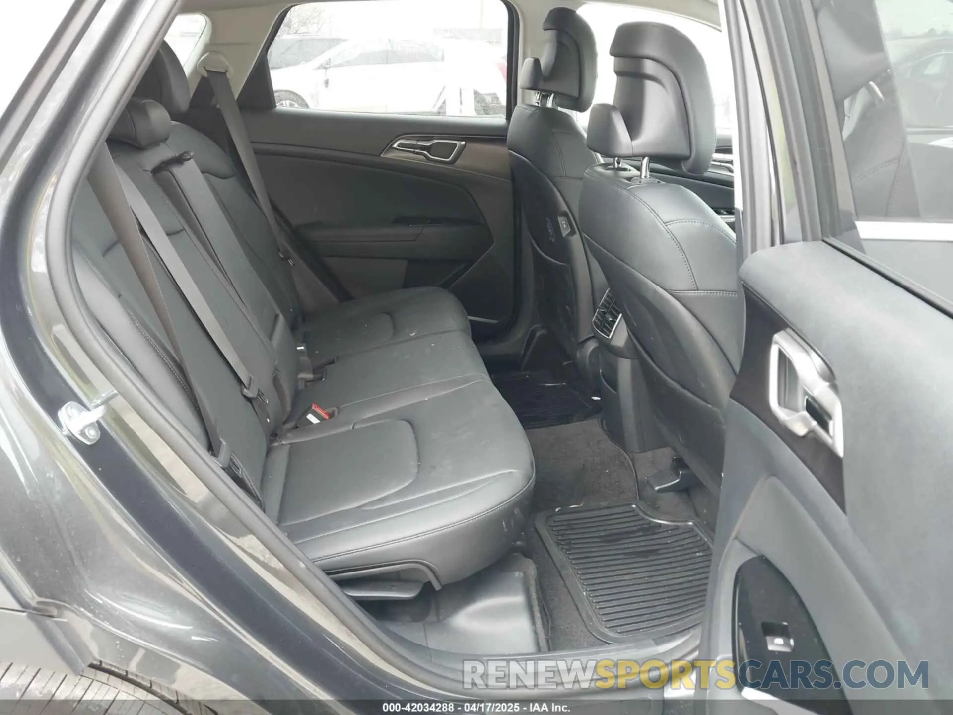 8 Photograph of a damaged car KNDPV3DF4S7341752 KIA SPORTAGE 2025
