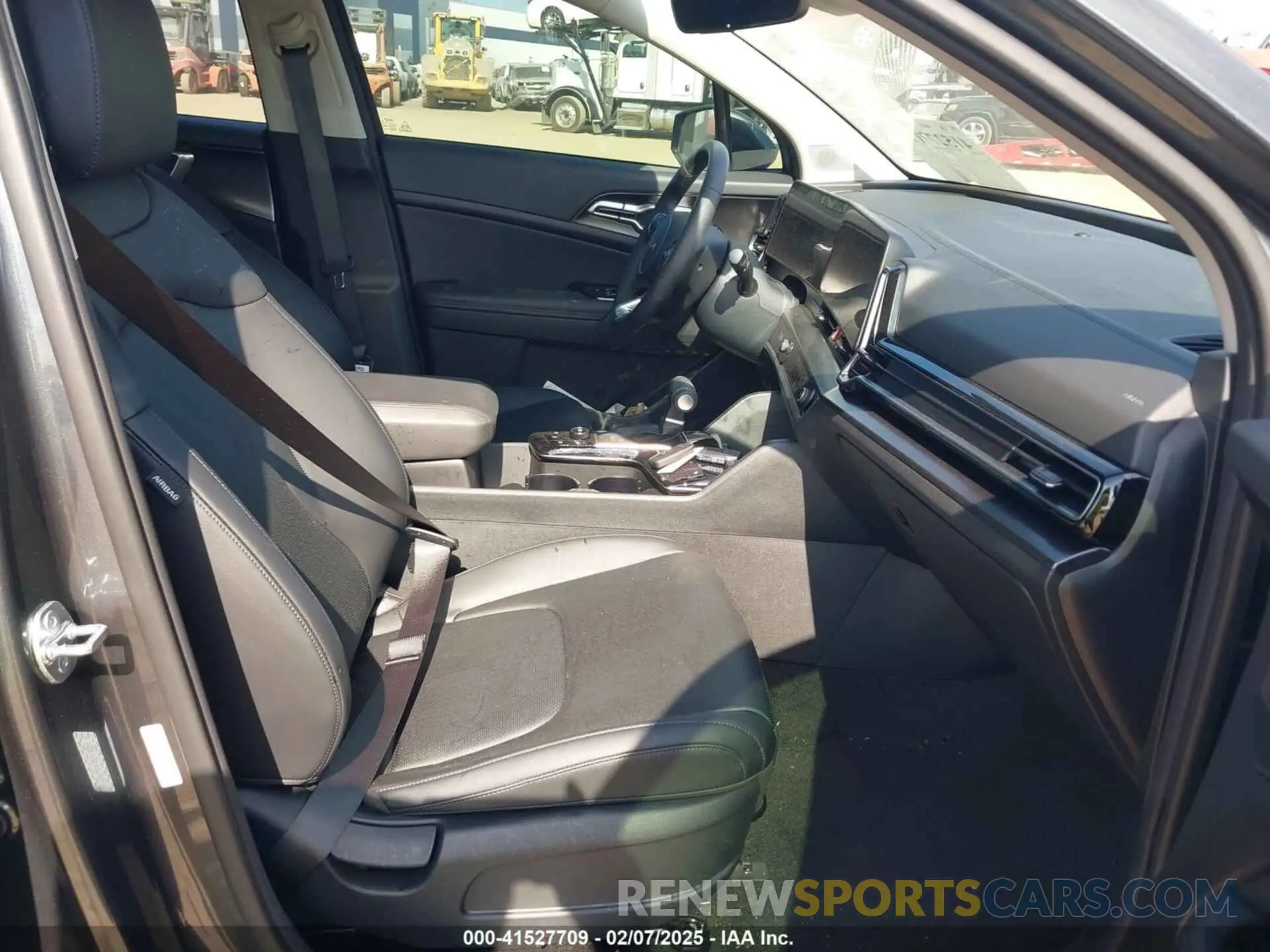 5 Photograph of a damaged car KNDPV3DF4S7365632 KIA SPORTAGE 2025