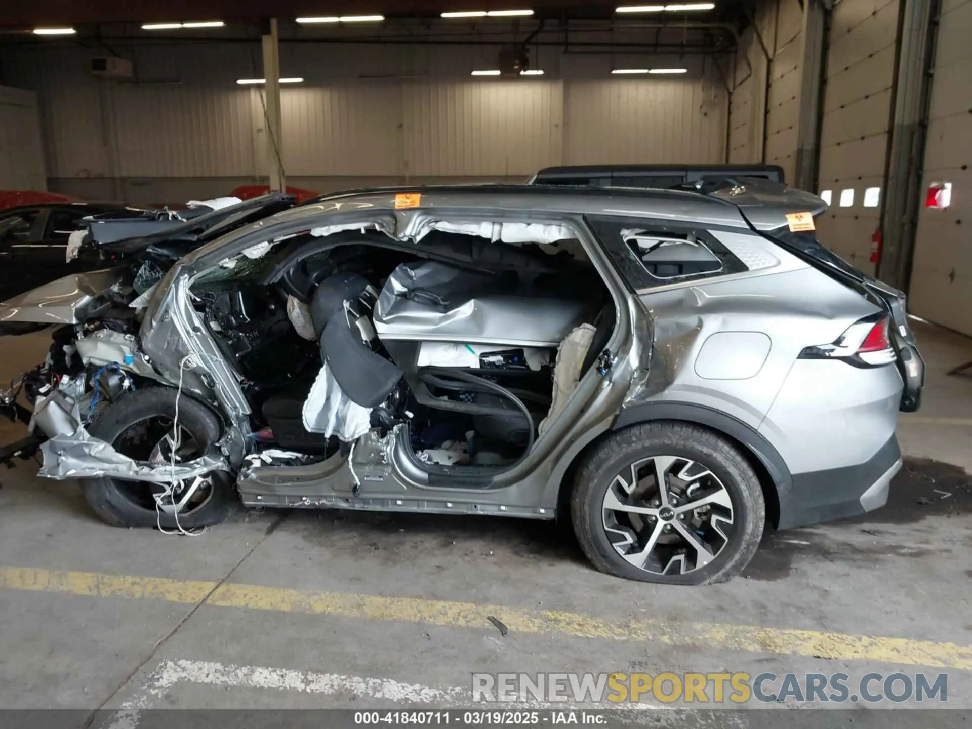 14 Photograph of a damaged car KNDPV3DF7S7334665 KIA SPORTAGE 2025