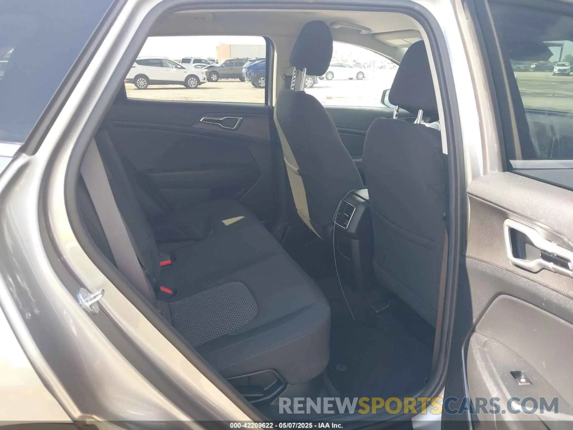 8 Photograph of a damaged car KNDPU3AG9P7060263 KIA SPORTAGE HYBRID 2023