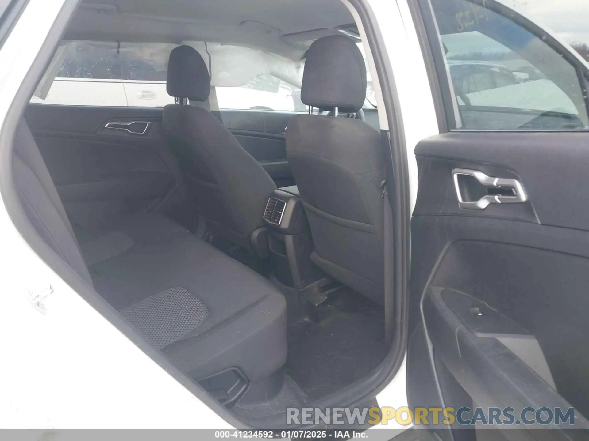 8 Photograph of a damaged car KNDPUCAG0P7103999 KIA SPORTAGE HYBRID 2023