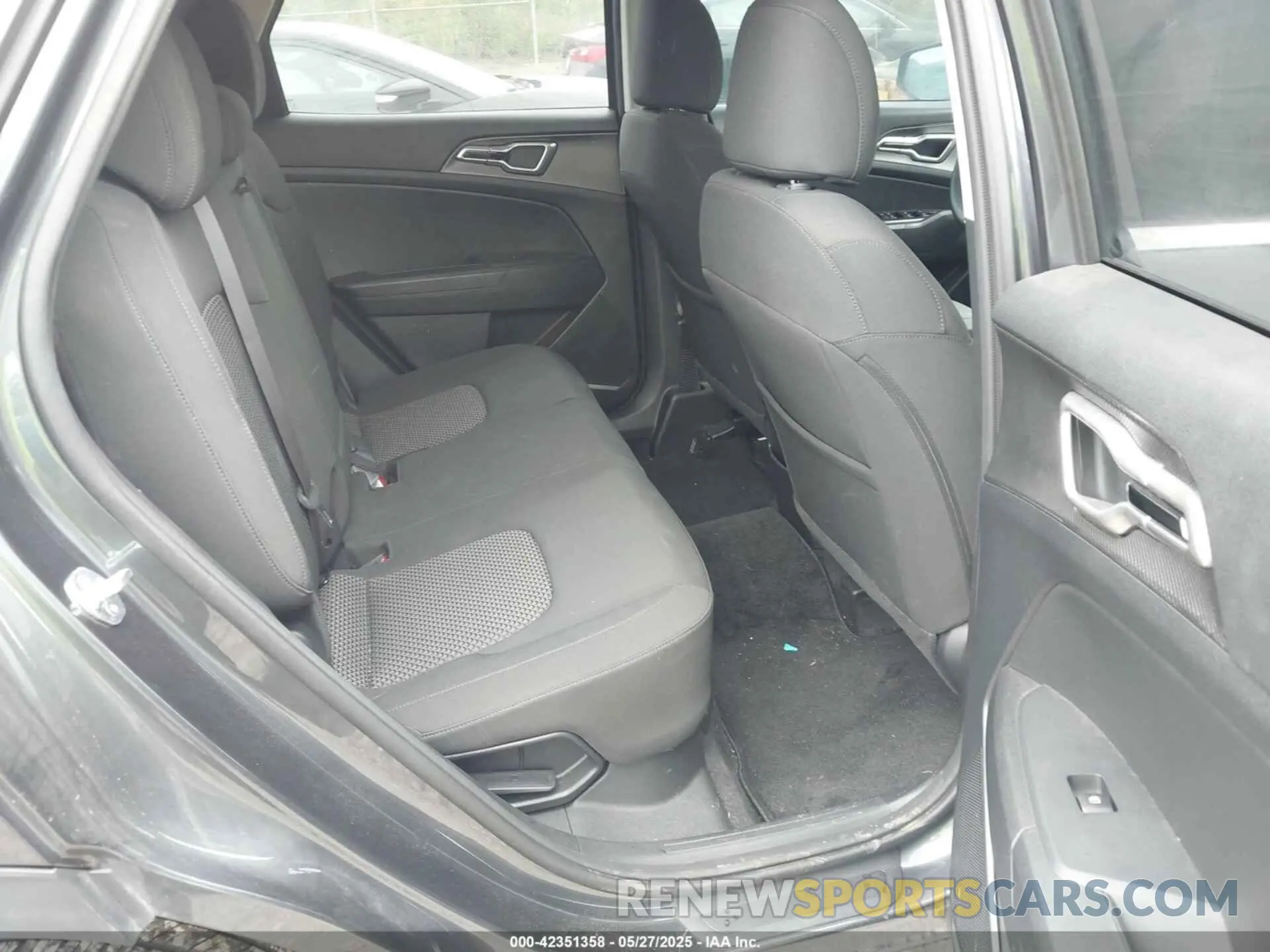 8 Photograph of a damaged car KNDPUCAG7P7087123 KIA SPORTAGE HYBRID 2023