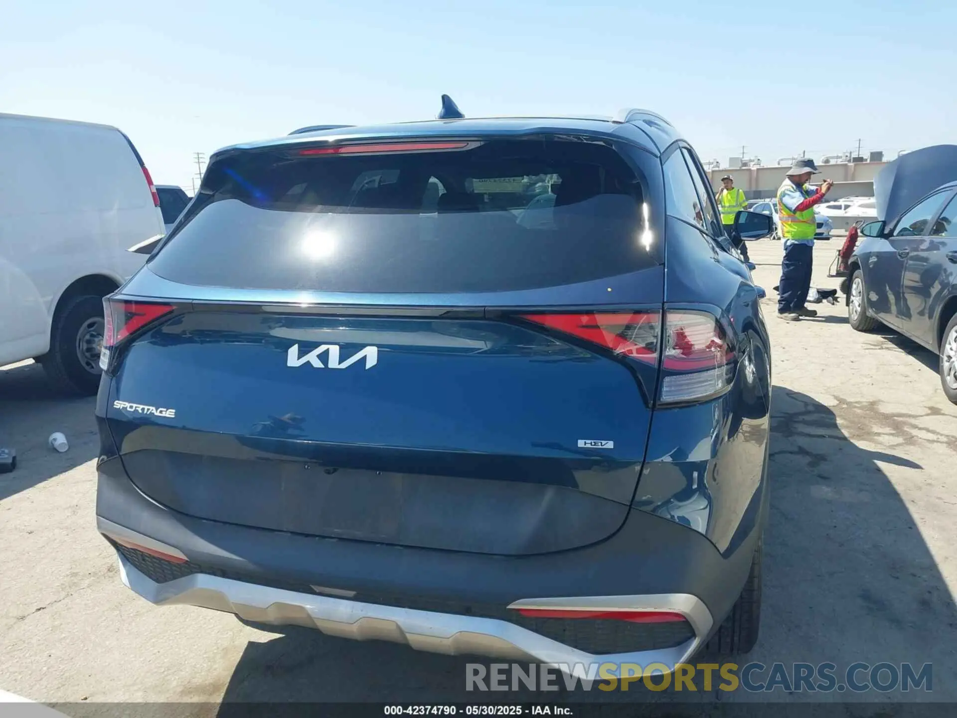 17 Photograph of a damaged car KNDPVCAG4P7018273 KIA SPORTAGE HYBRID 2023
