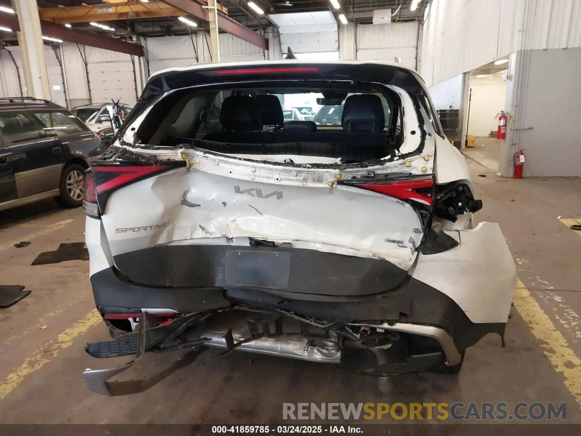 17 Photograph of a damaged car KNDPVCAG7P7081139 KIA SPORTAGE HYBRID 2023