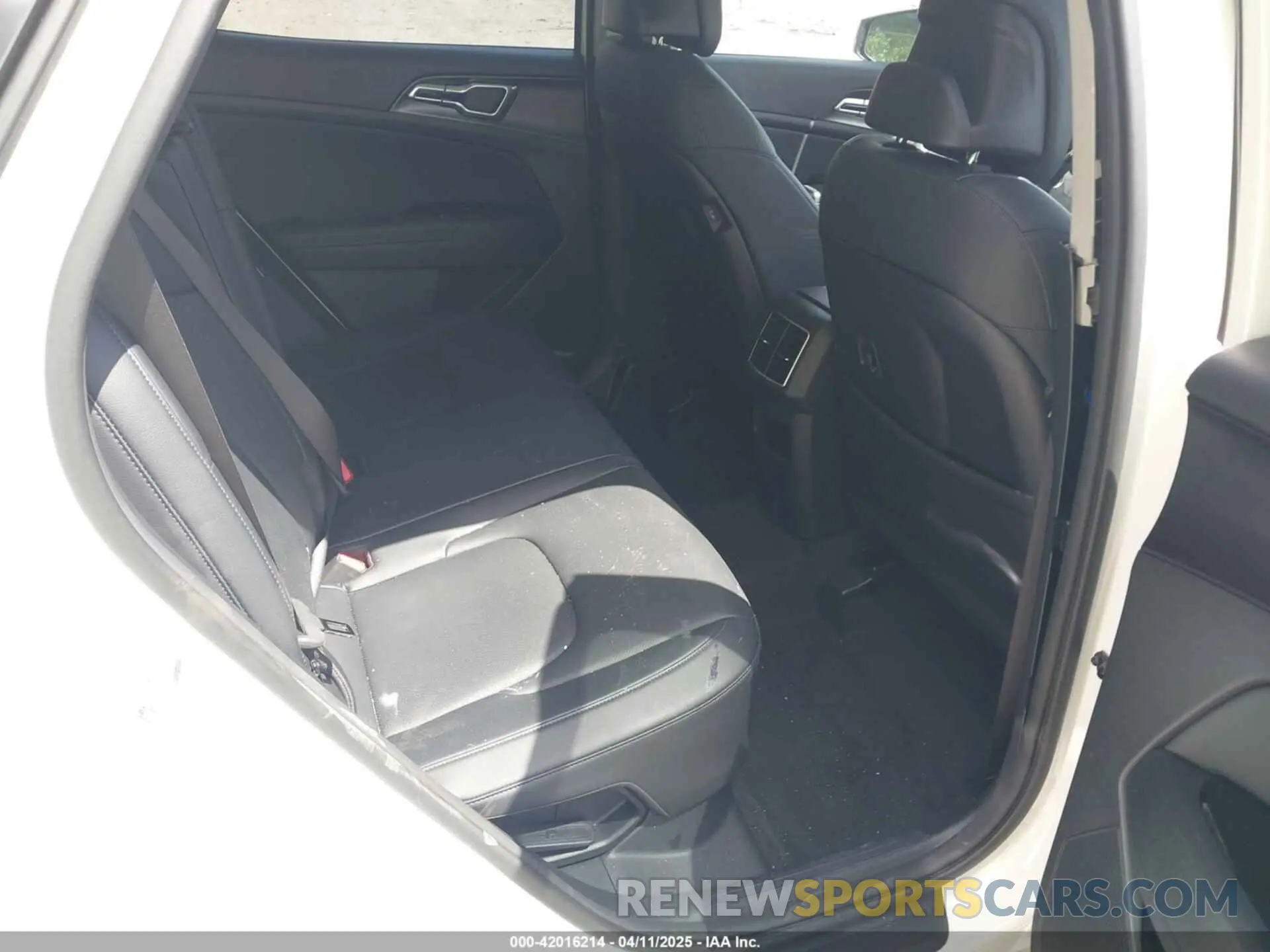 8 Photograph of a damaged car KNDPVCAG9P7095057 KIA SPORTAGE HYBRID 2023