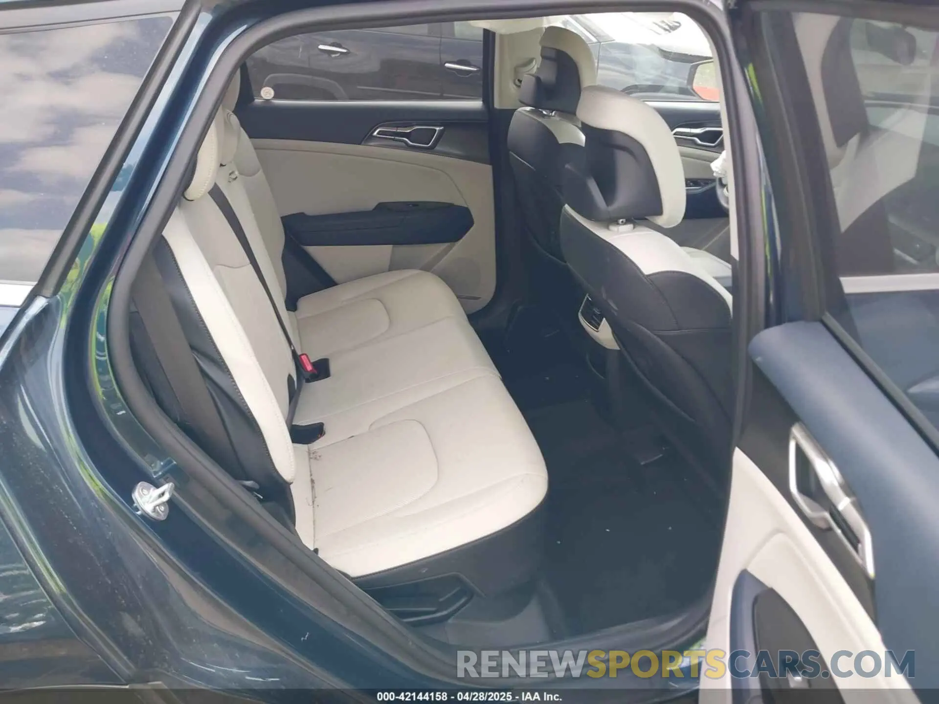 8 Photograph of a damaged car KNDPVCAGXP7104090 KIA SPORTAGE HYBRID 2023