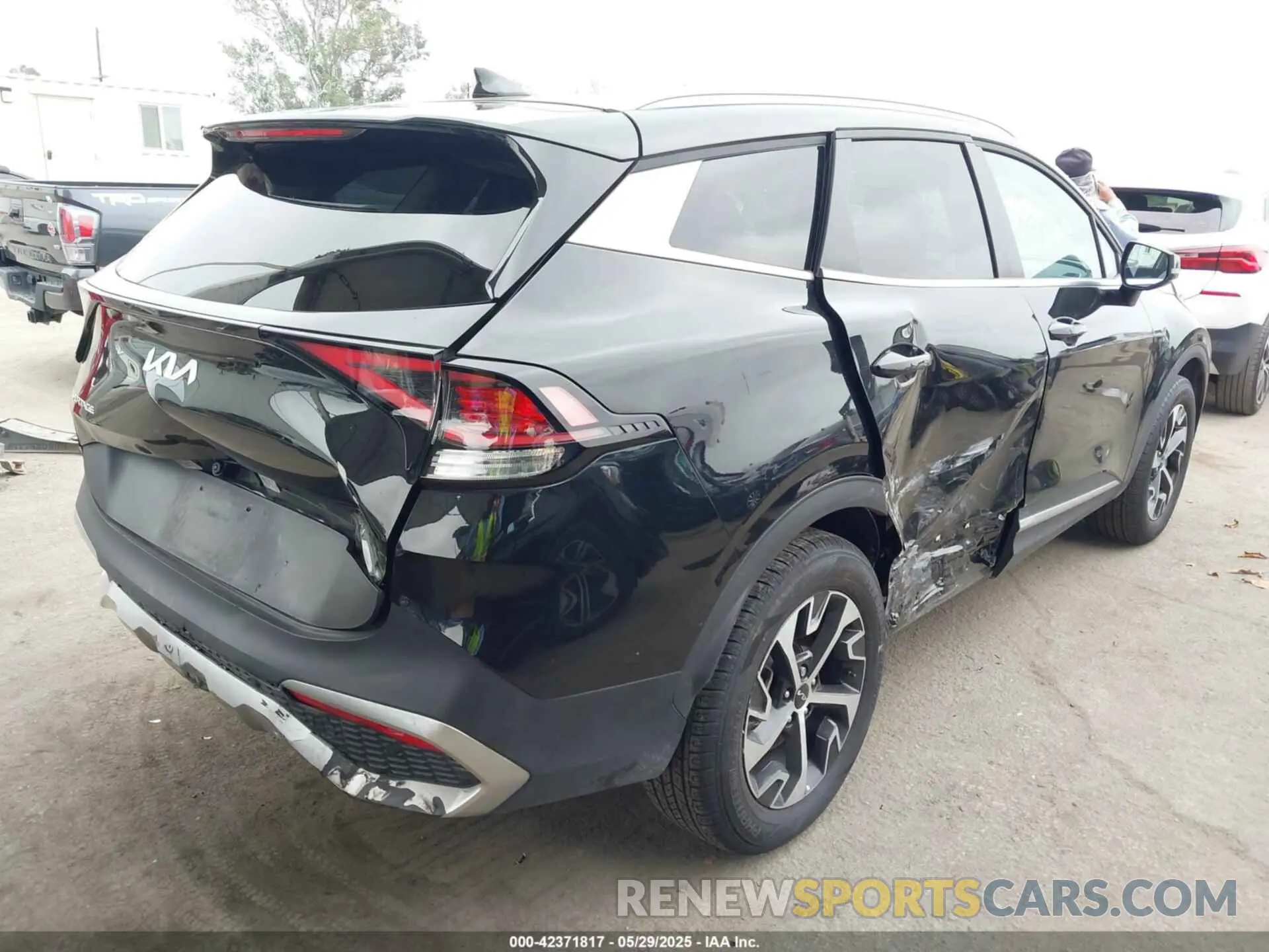 4 Photograph of a damaged car KNDPVCDGXR7128291 KIA SPORTAGE HYBRID 2024