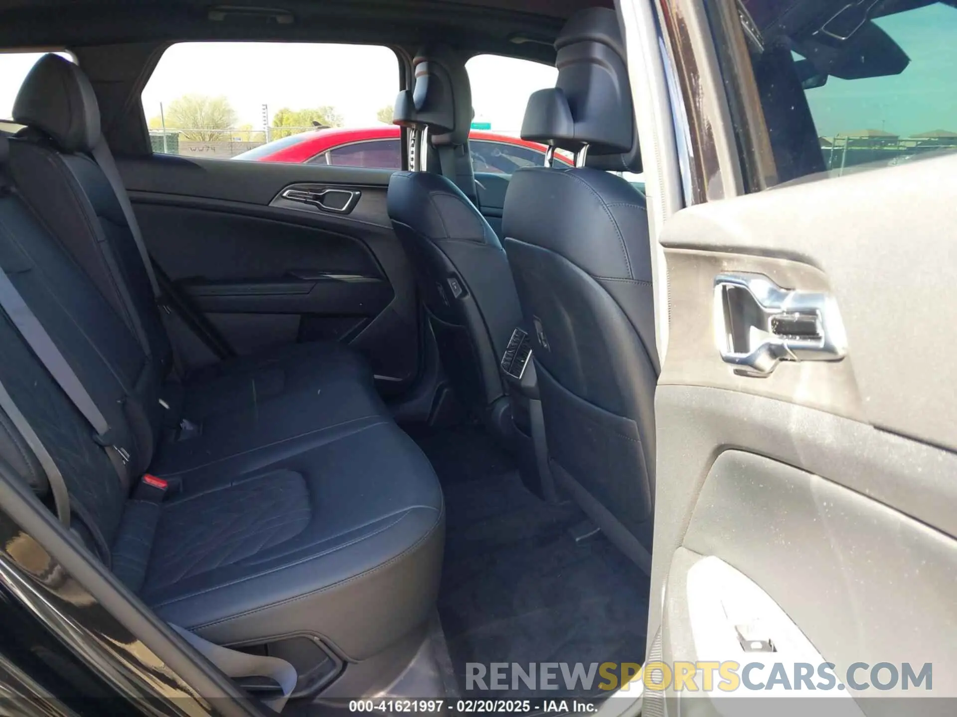 8 Photograph of a damaged car KNDPZDAHXP7049353 KIA SPORTAGE PLUG-IN HYBRID 2023