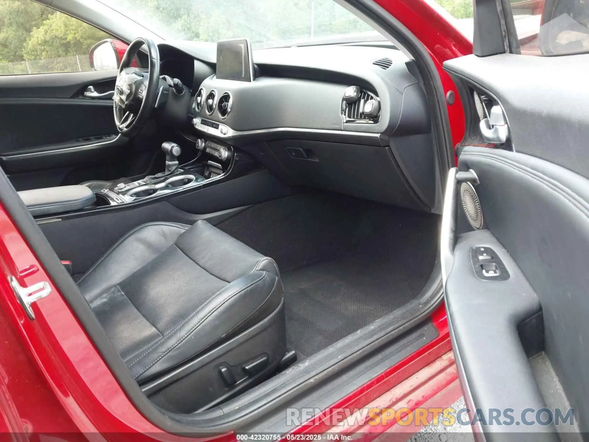5 Photograph of a damaged car KNAE25LA4K6053833 KIA STINGER 2019