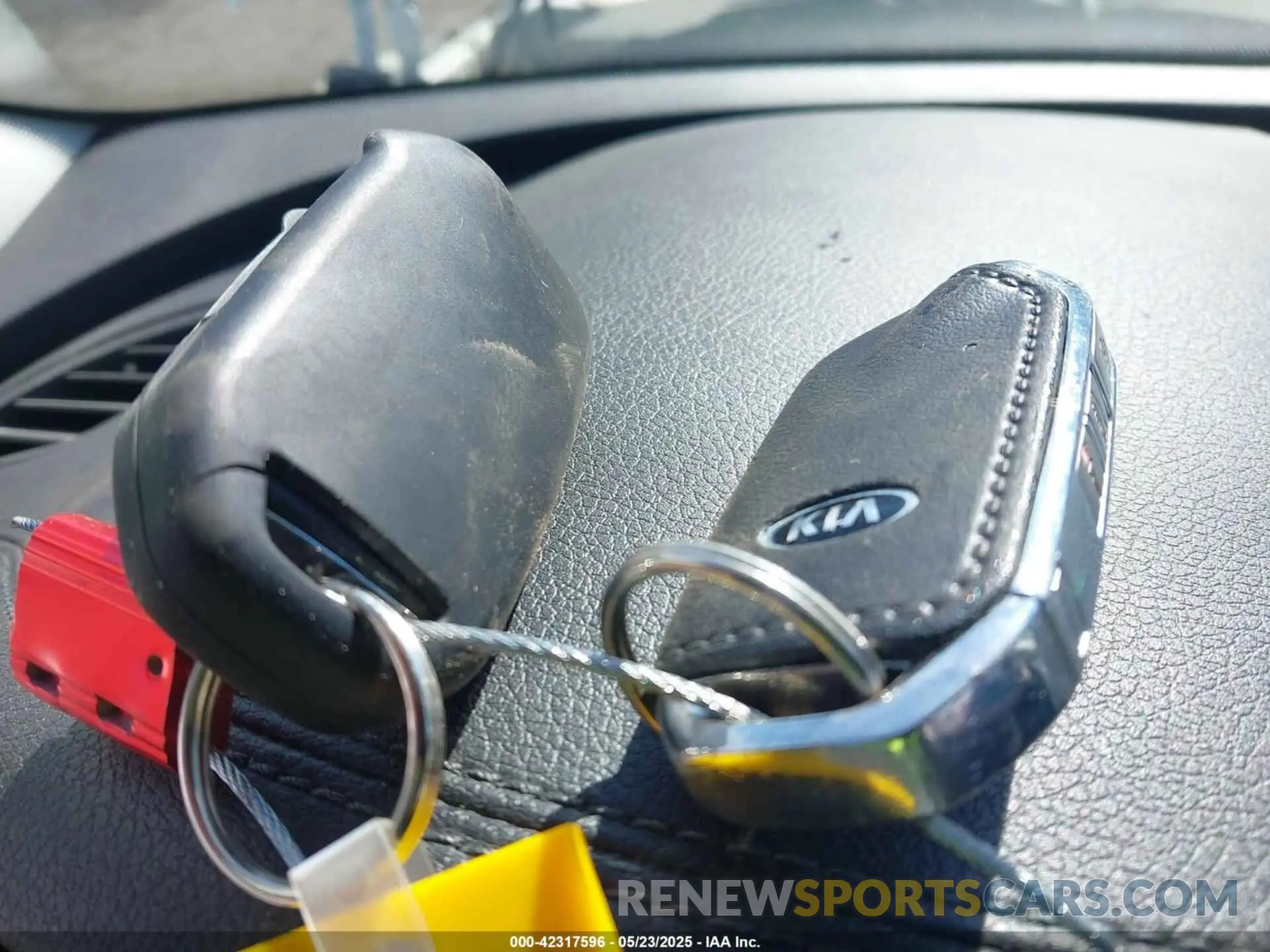 11 Photograph of a damaged car KNAE25LAXK6055019 KIA STINGER 2019