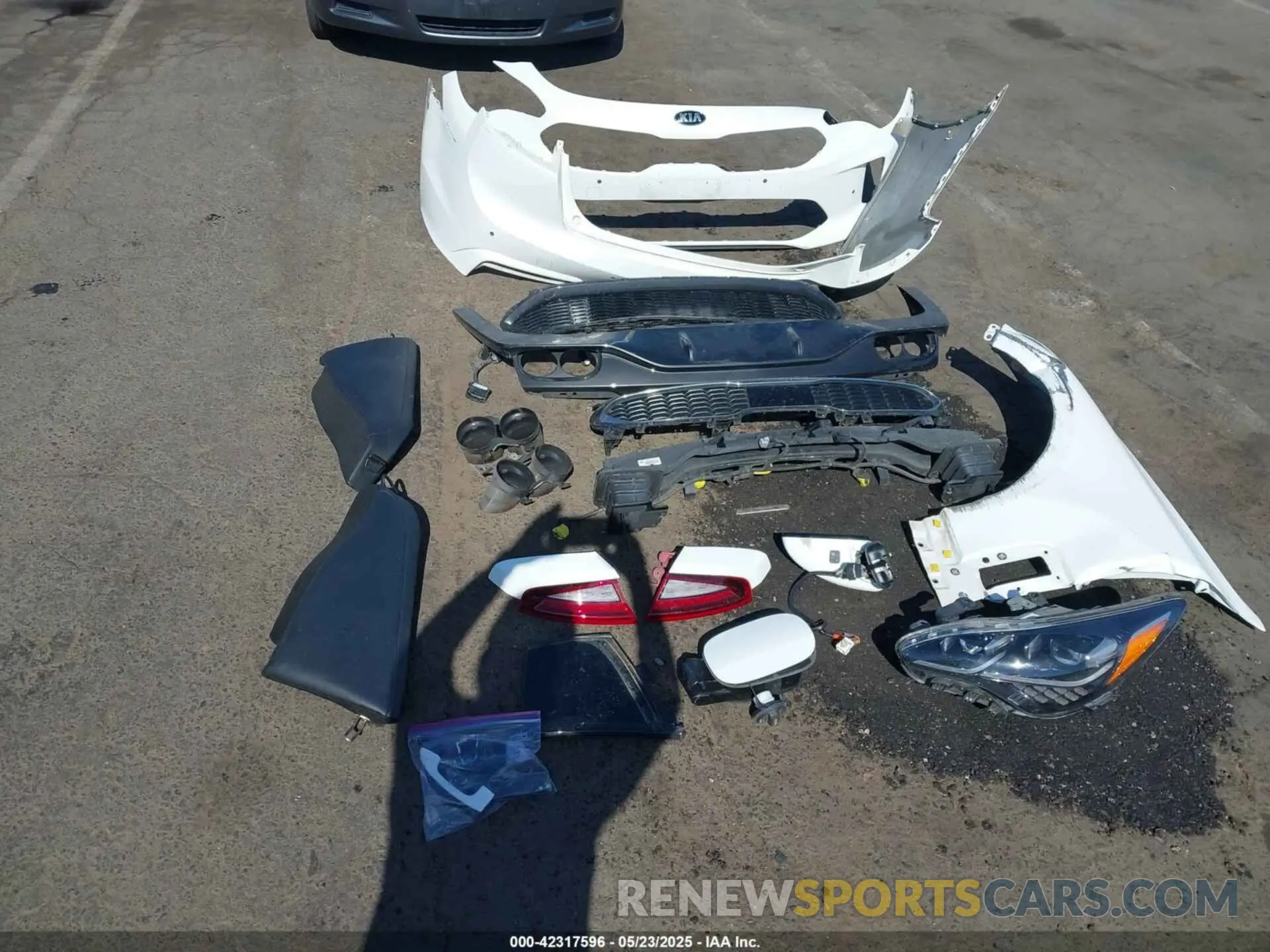 12 Photograph of a damaged car KNAE25LAXK6055019 KIA STINGER 2019