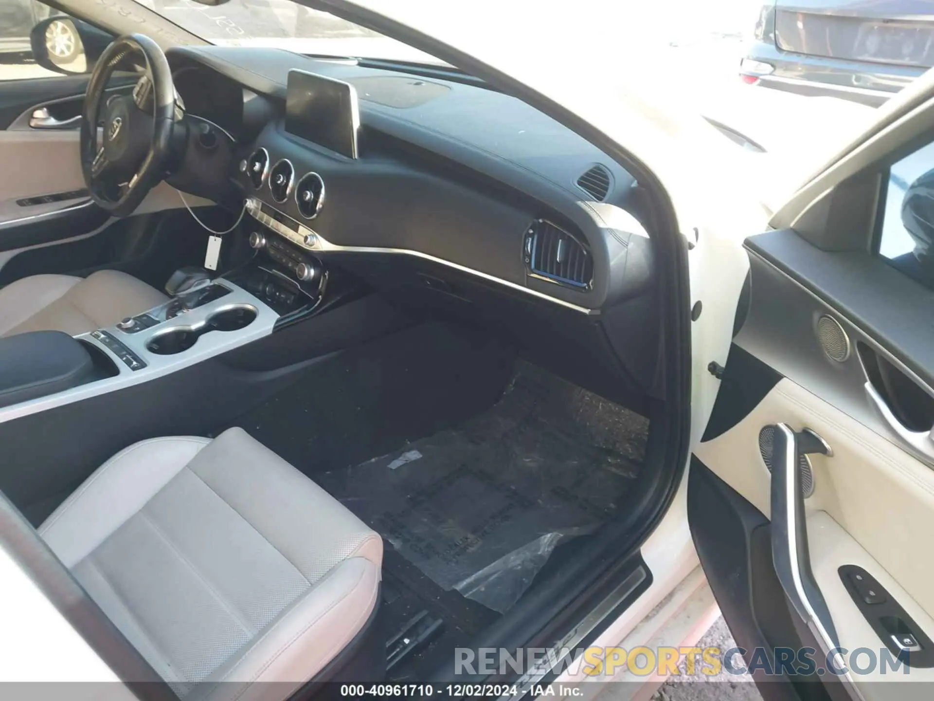 5 Photograph of a damaged car KNAE55LC8K6064679 KIA STINGER 2019
