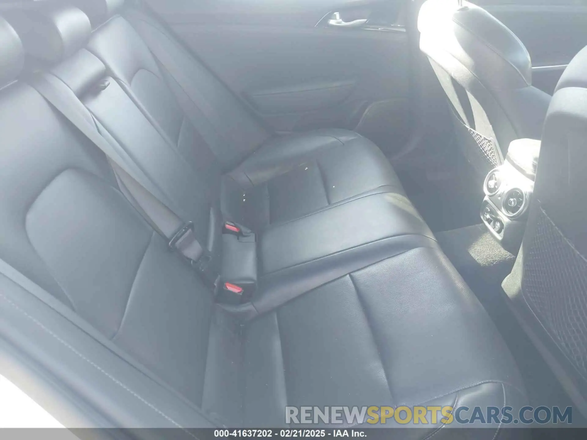 8 Photograph of a damaged car KNAE15LA1L6078533 KIA STINGER 2020