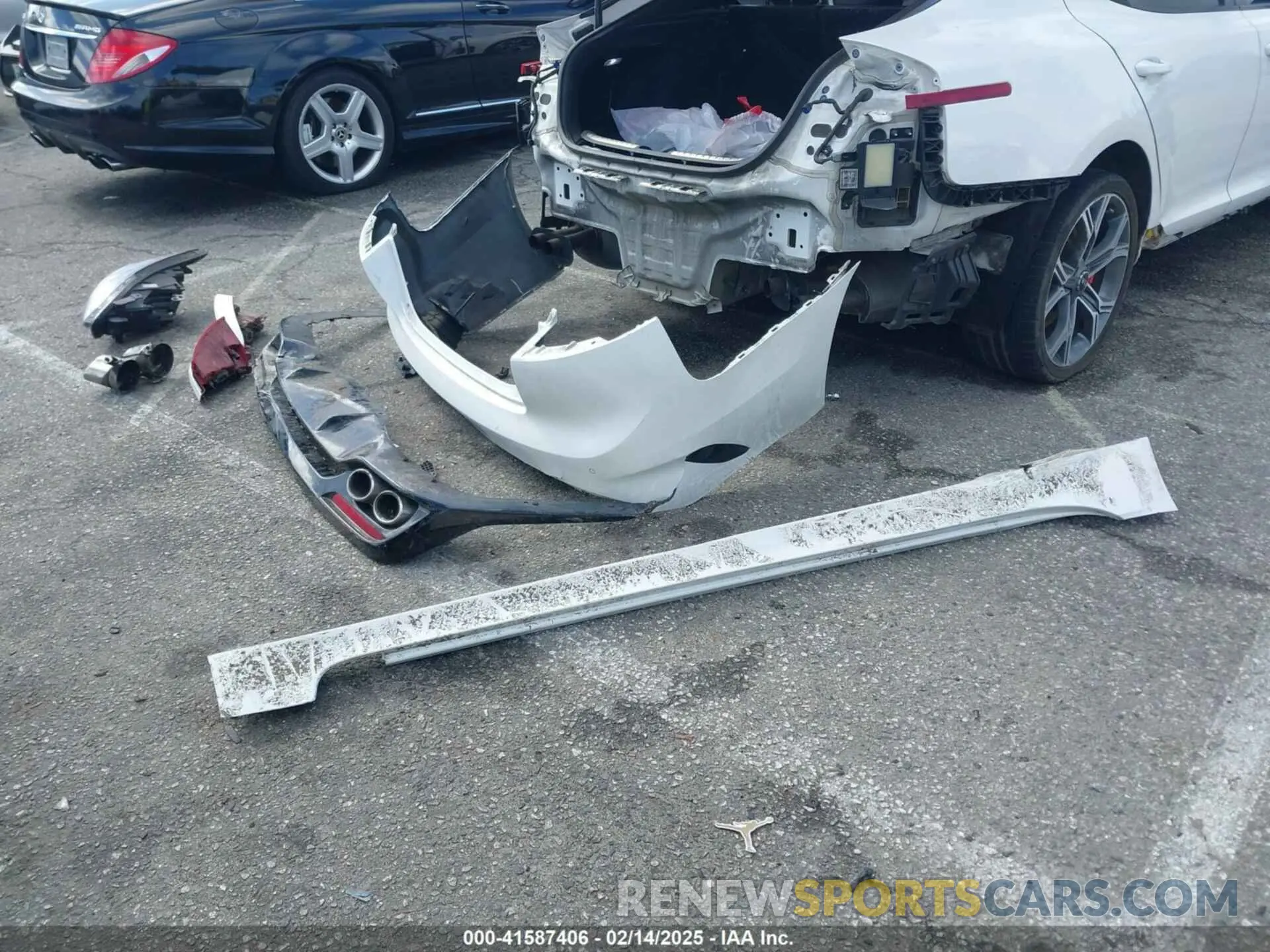 18 Photograph of a damaged car KNAE35LC1L6083081 KIA STINGER 2020