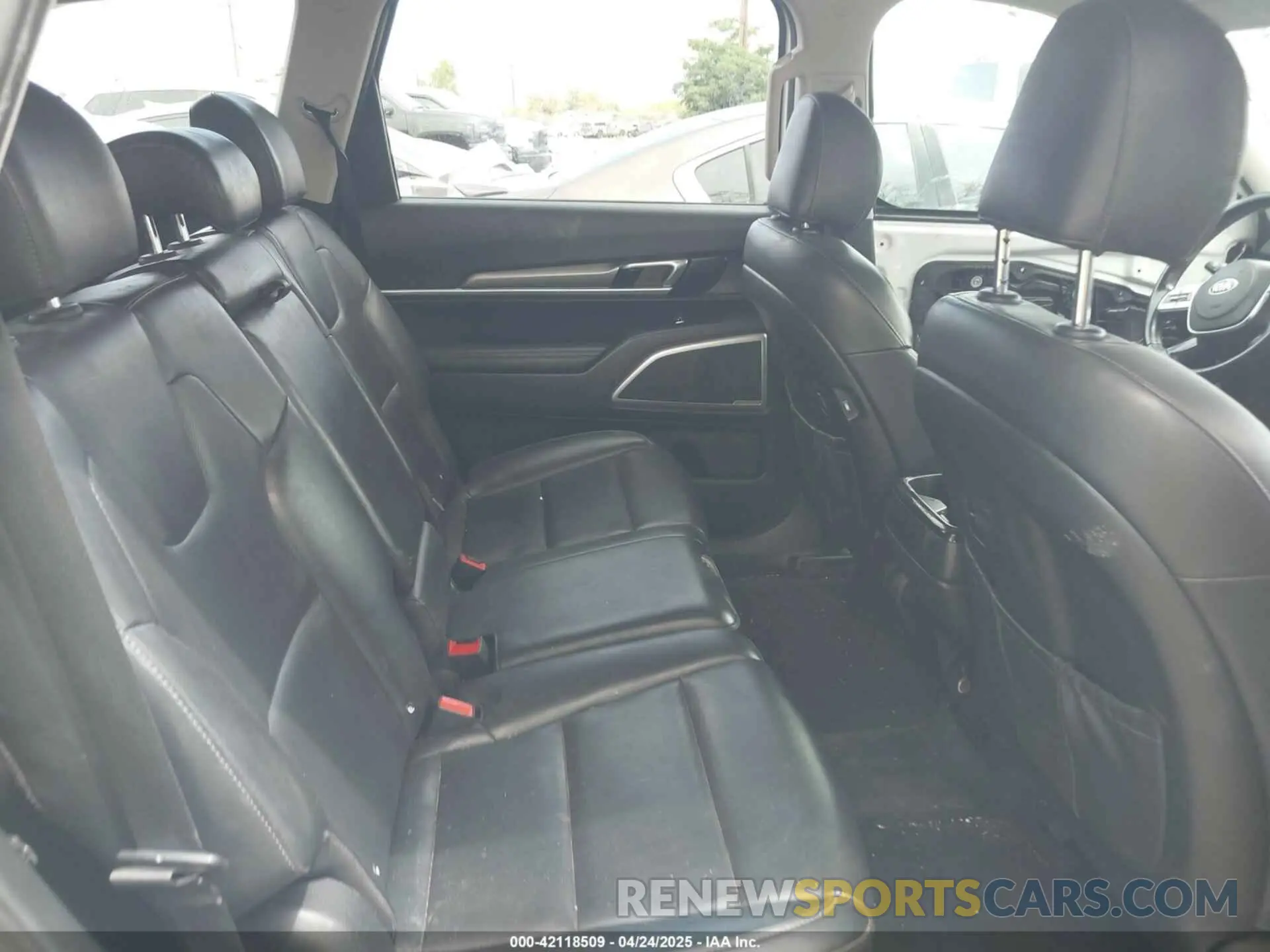 8 Photograph of a damaged car 5XYP24HC3LG087793 KIA TELLURIDE 2020