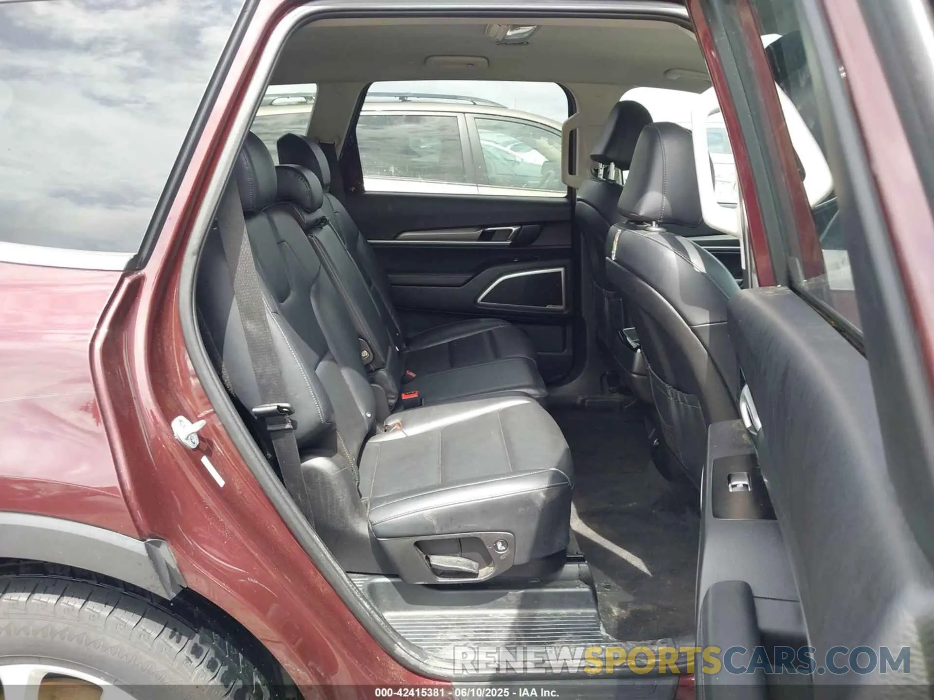 8 Photograph of a damaged car 5XYP2DHC4LG015923 KIA TELLURIDE 2020