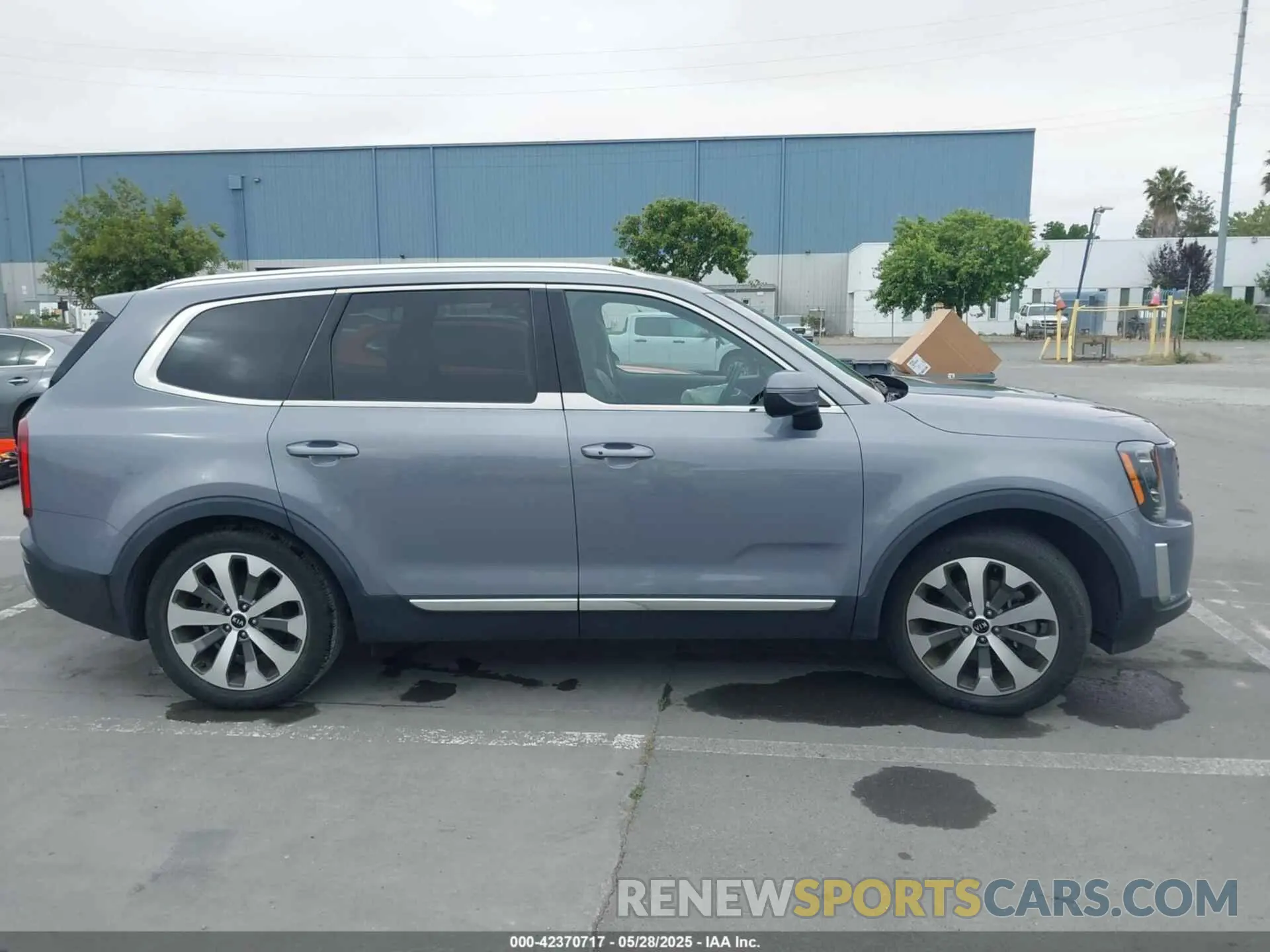 13 Photograph of a damaged car 5XYP34HC6LG068233 KIA TELLURIDE 2020