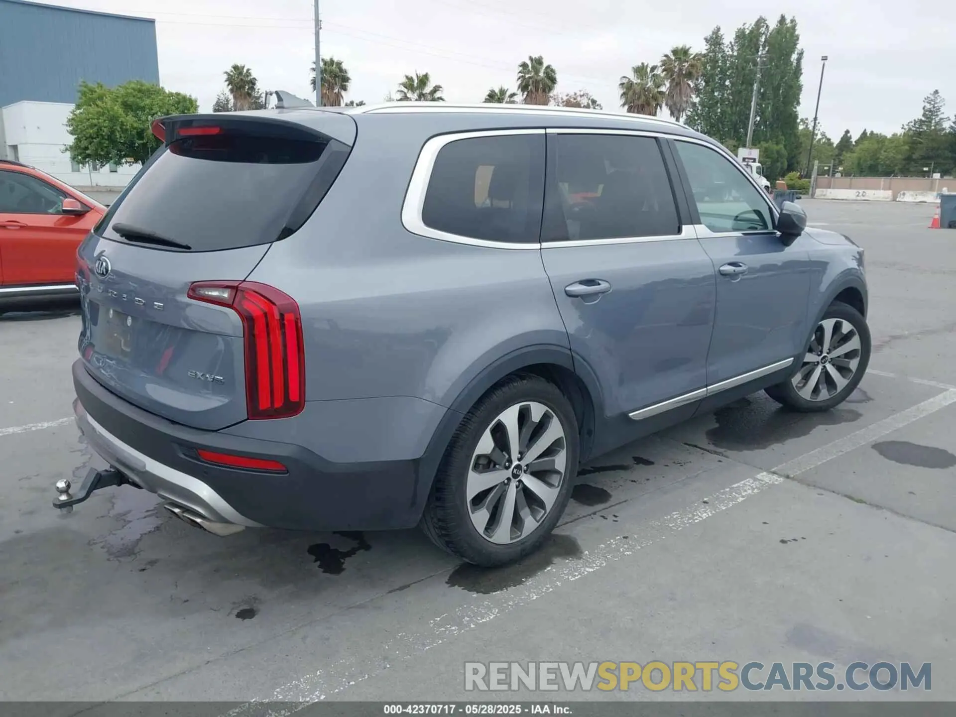 4 Photograph of a damaged car 5XYP34HC6LG068233 KIA TELLURIDE 2020