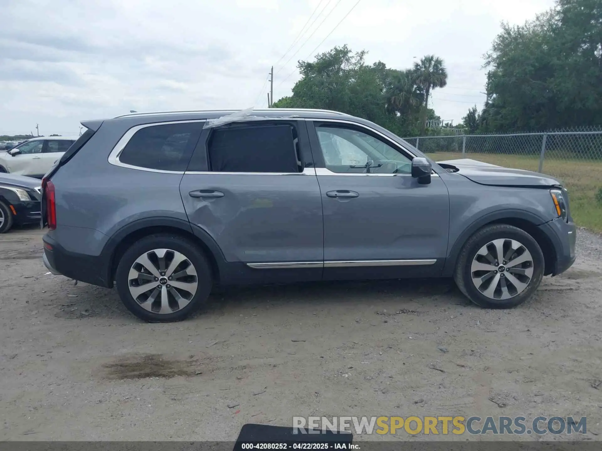 13 Photograph of a damaged car 5XYP3DHC7LG061260 KIA TELLURIDE 2020