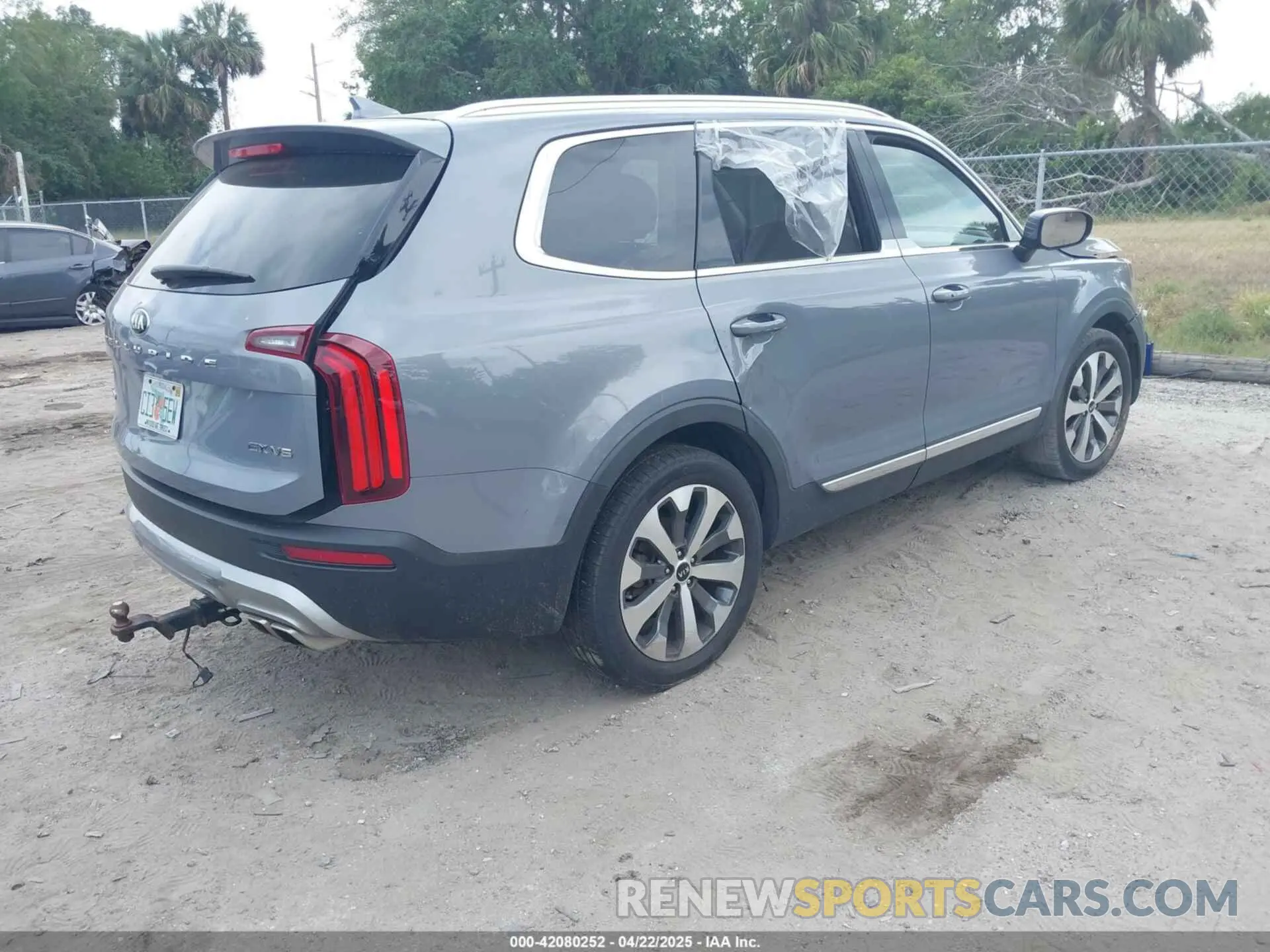 4 Photograph of a damaged car 5XYP3DHC7LG061260 KIA TELLURIDE 2020