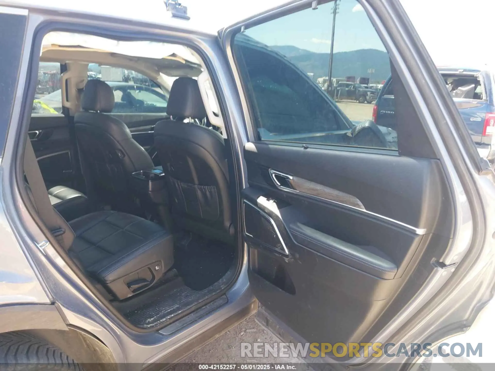 8 Photograph of a damaged car 5XYP5DHC0LG031351 KIA TELLURIDE 2020