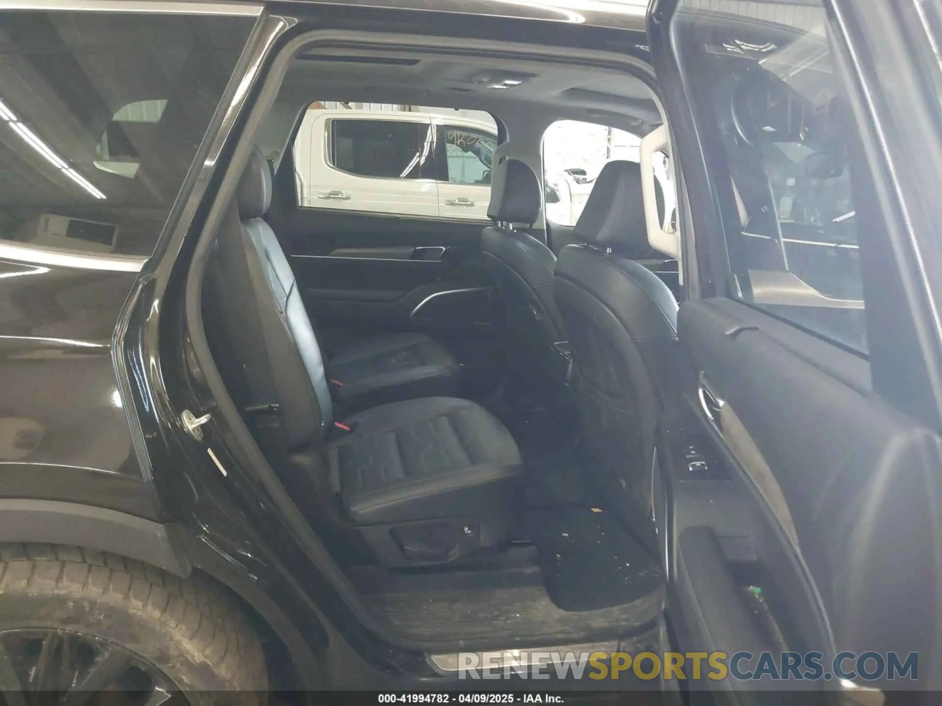 8 Photograph of a damaged car 5XYP5DHC4LG015220 KIA TELLURIDE 2020