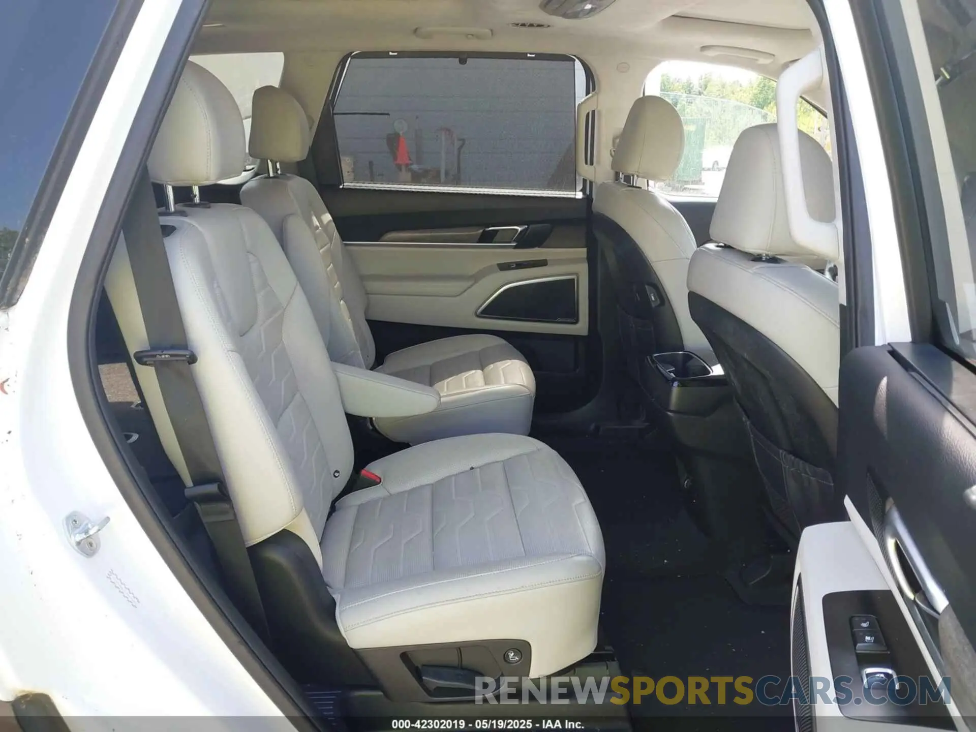 8 Photograph of a damaged car 5XYP5DHC4LG067625 KIA TELLURIDE 2020