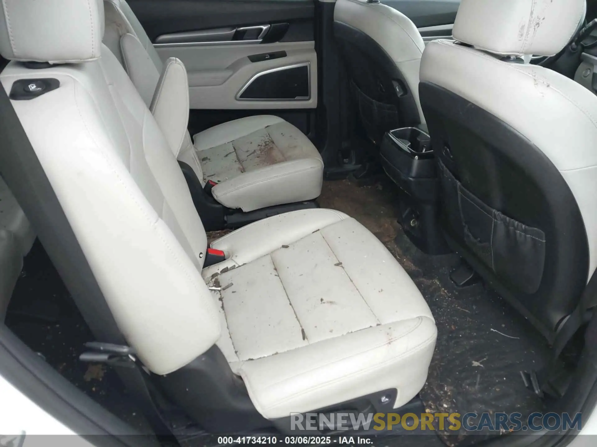 8 Photograph of a damaged car 5XYP64HC4LG036632 KIA TELLURIDE 2020