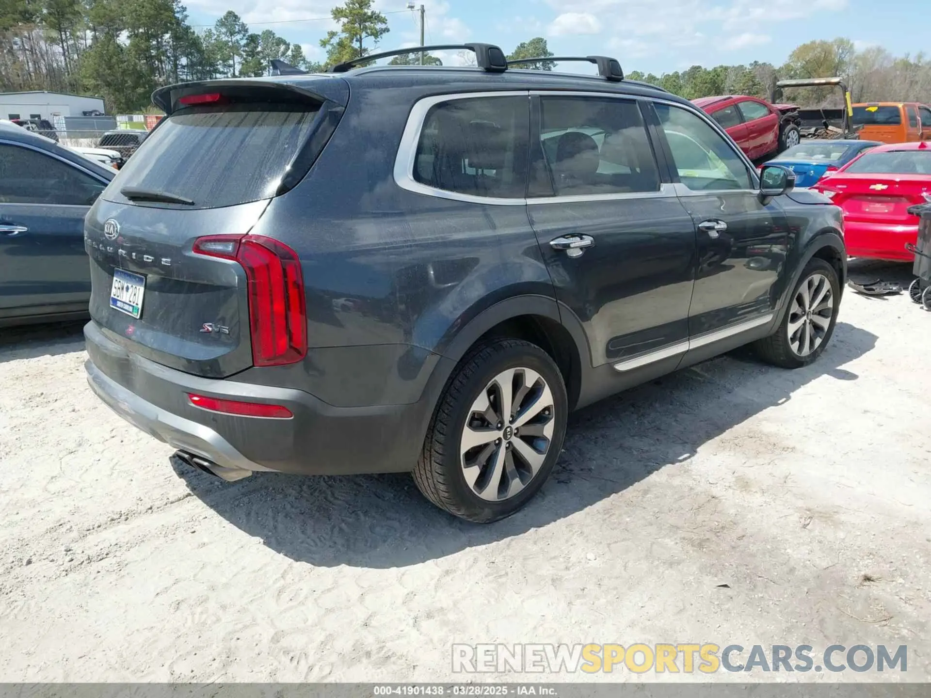 4 Photograph of a damaged car 5XYP64HC4LG048473 KIA TELLURIDE 2020