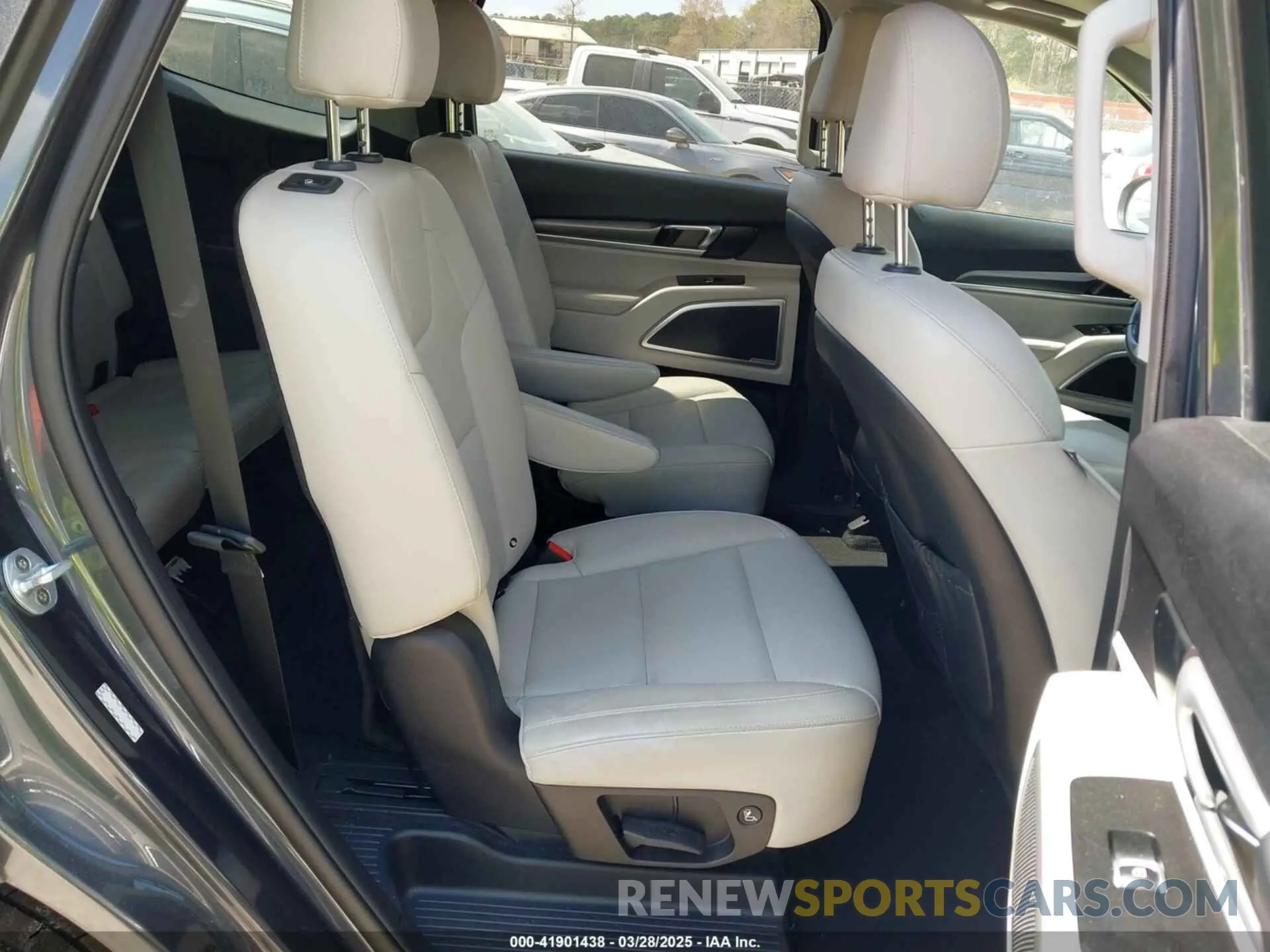 8 Photograph of a damaged car 5XYP64HC4LG048473 KIA TELLURIDE 2020