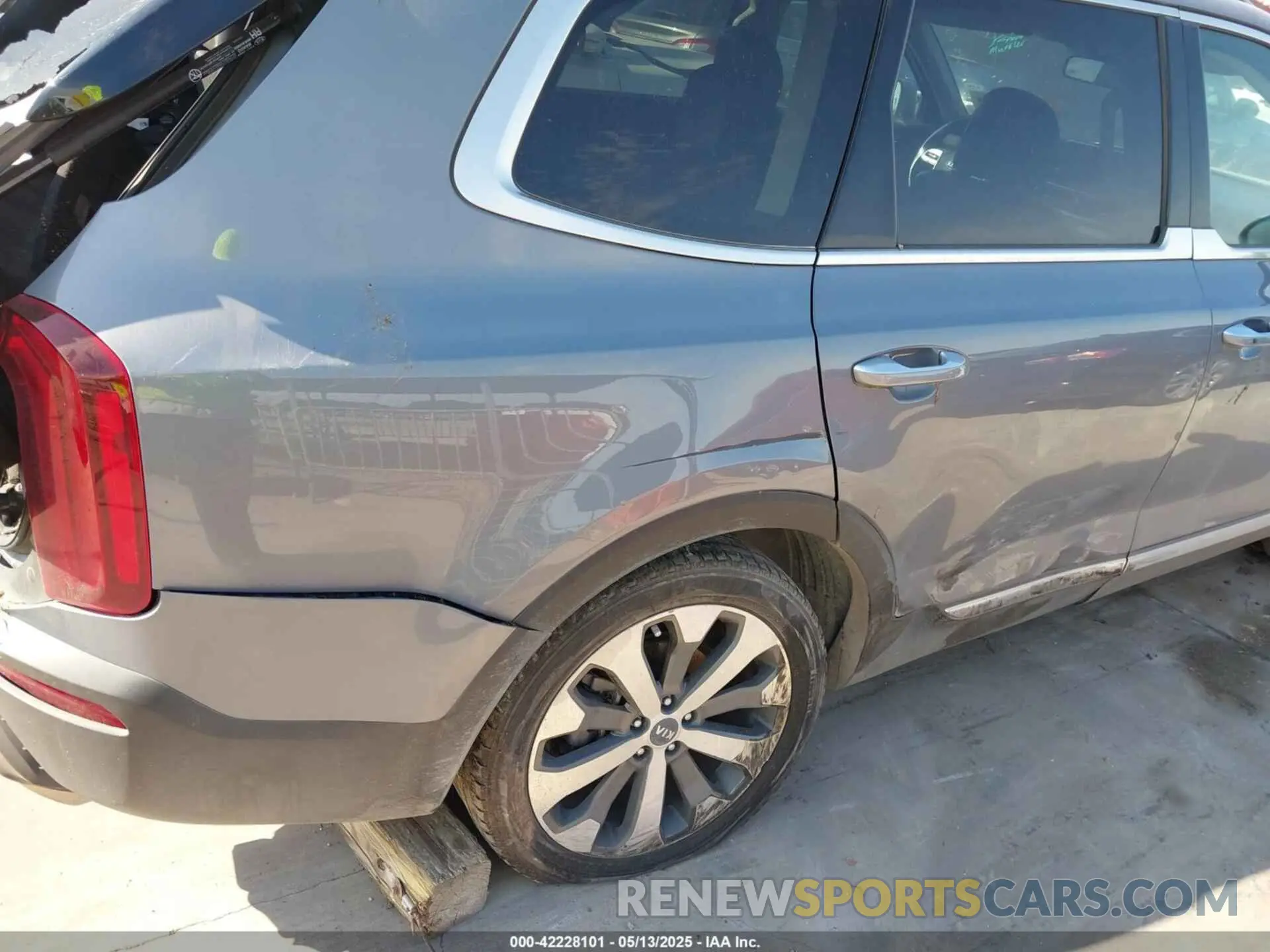 18 Photograph of a damaged car 5XYP64HC5LG029303 KIA TELLURIDE 2020