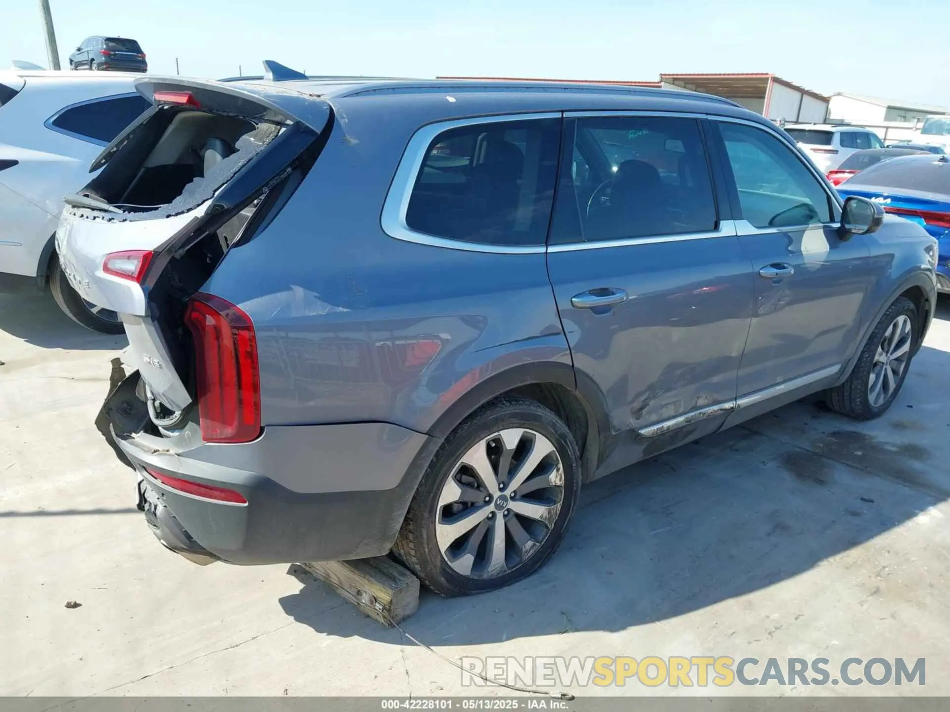4 Photograph of a damaged car 5XYP64HC5LG029303 KIA TELLURIDE 2020