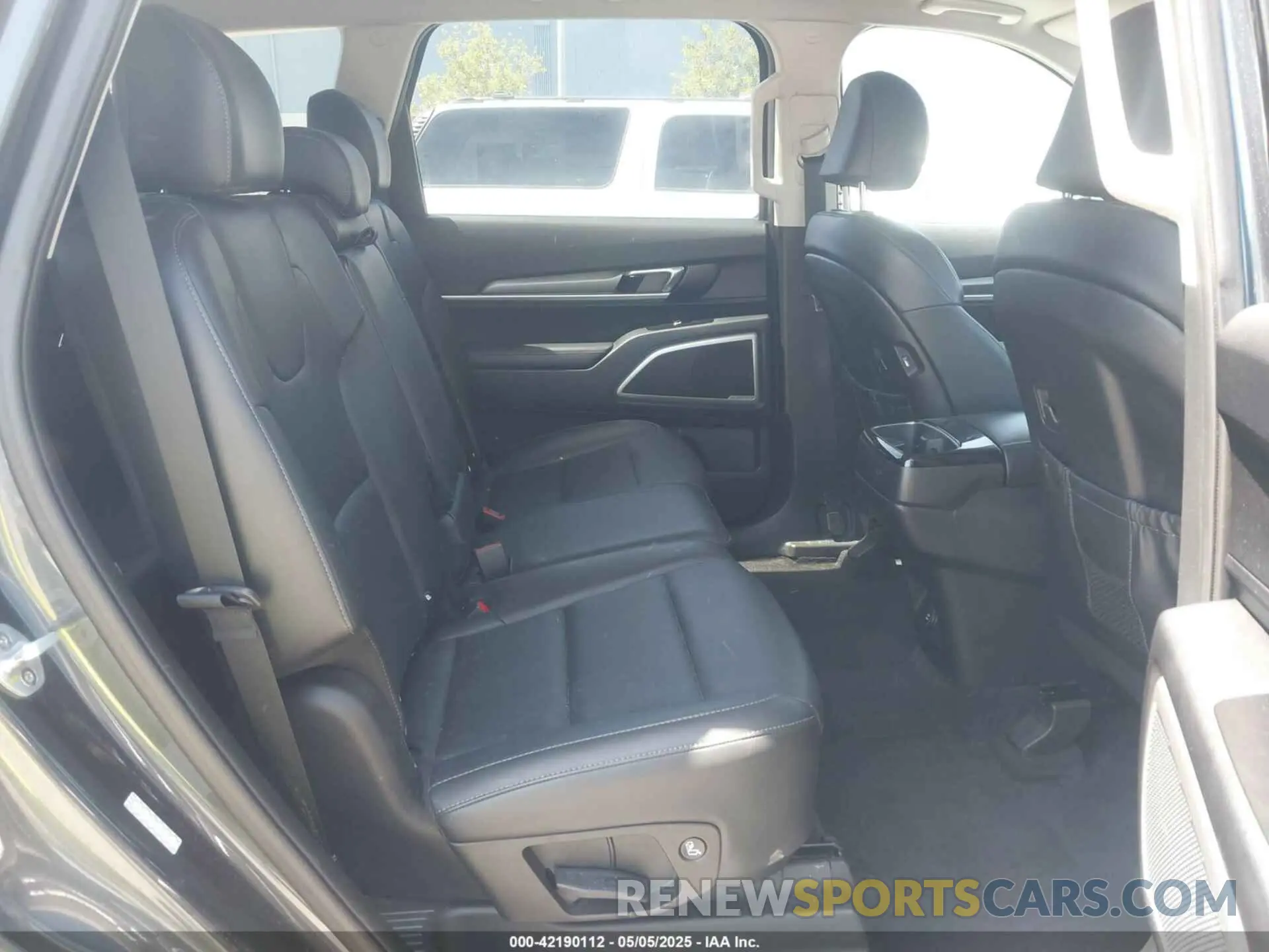 8 Photograph of a damaged car 5XYP64HC6LG006919 KIA TELLURIDE 2020